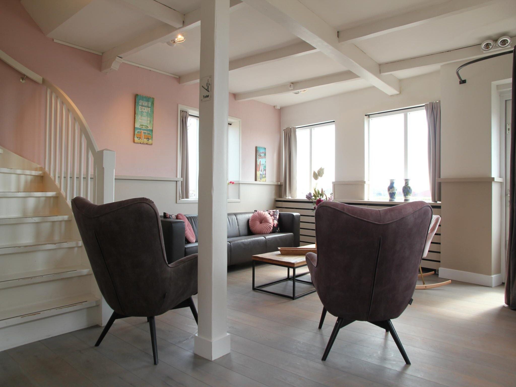 De woonkamer van Tussen Duin en Strand in Egmond aan den Hoef