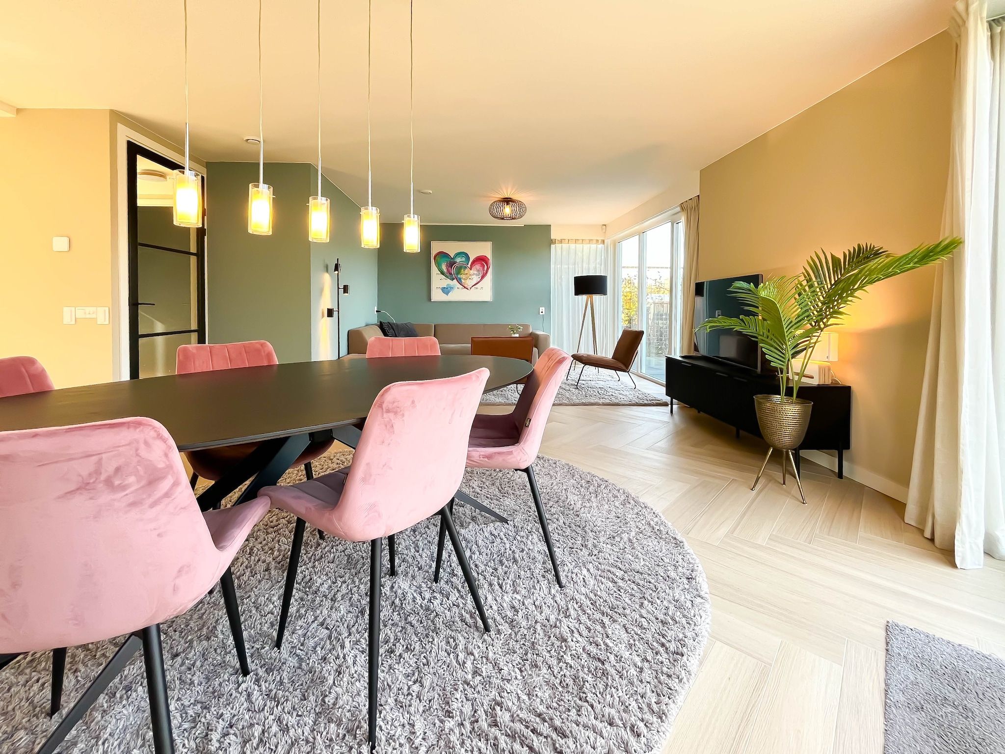 De eetkamer van Holiday home Torenvalk in Sibculo