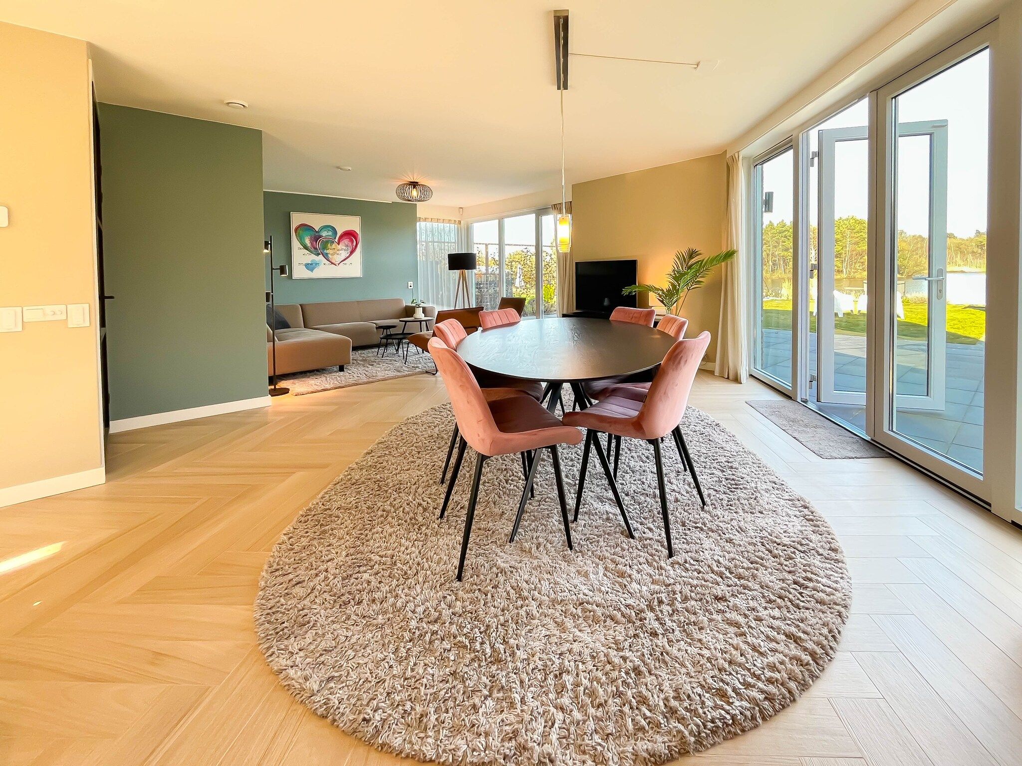 De eetkamer van Holiday home Torenvalk in Sibculo