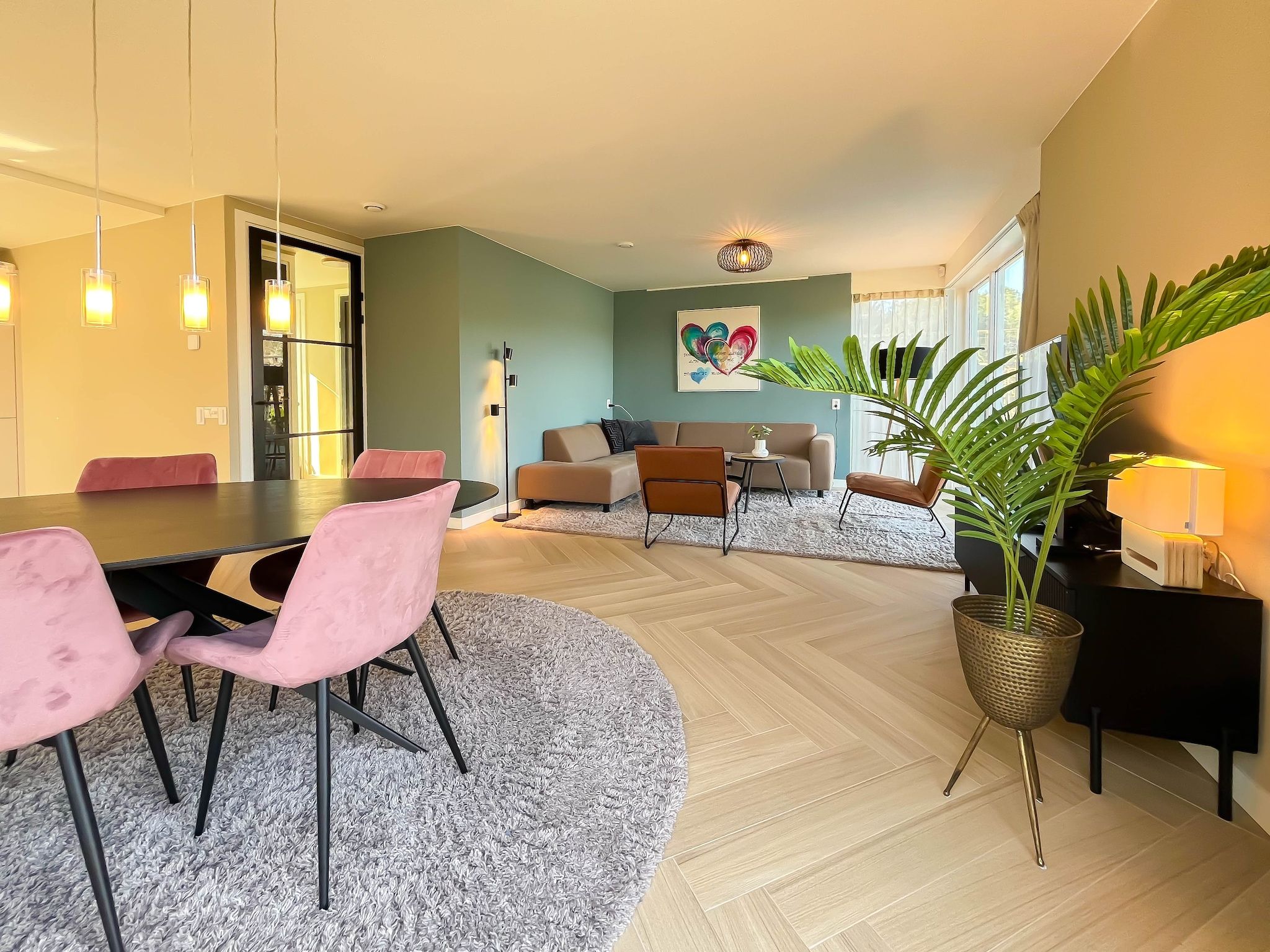 De eetkamer van Holiday home Torenvalk in Sibculo