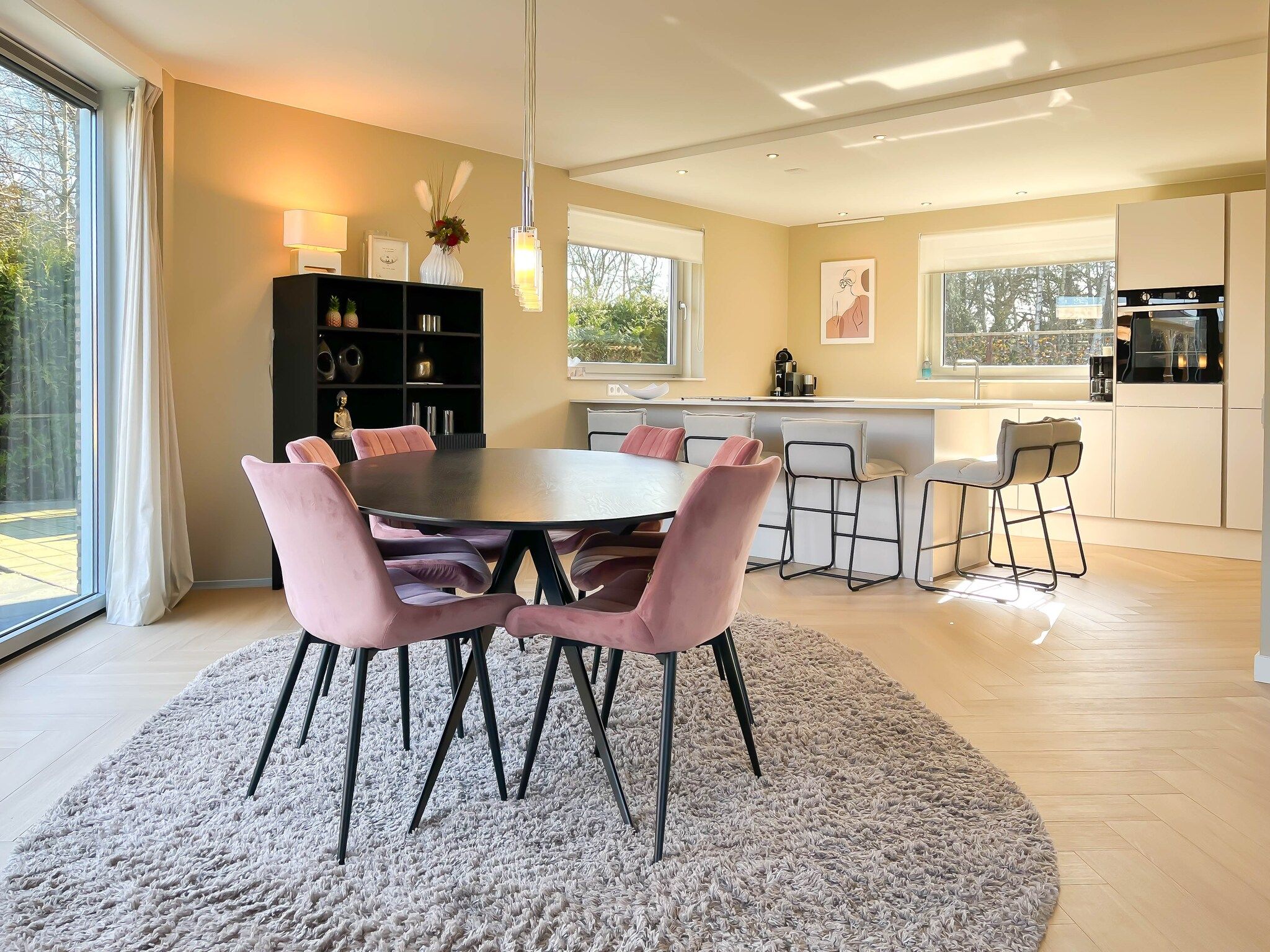 De eetkamer van Holiday home Torenvalk in Sibculo