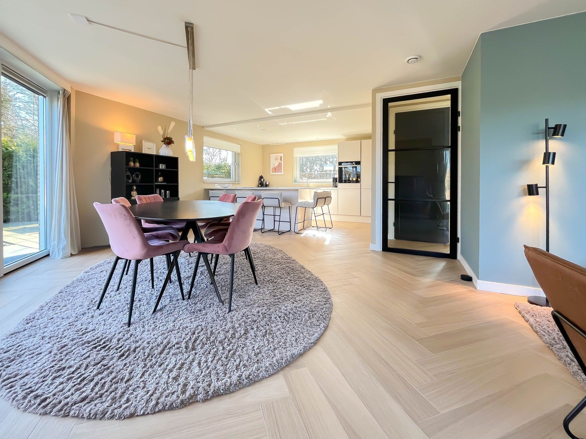 De eetkamer van Holiday home Torenvalk in Sibculo