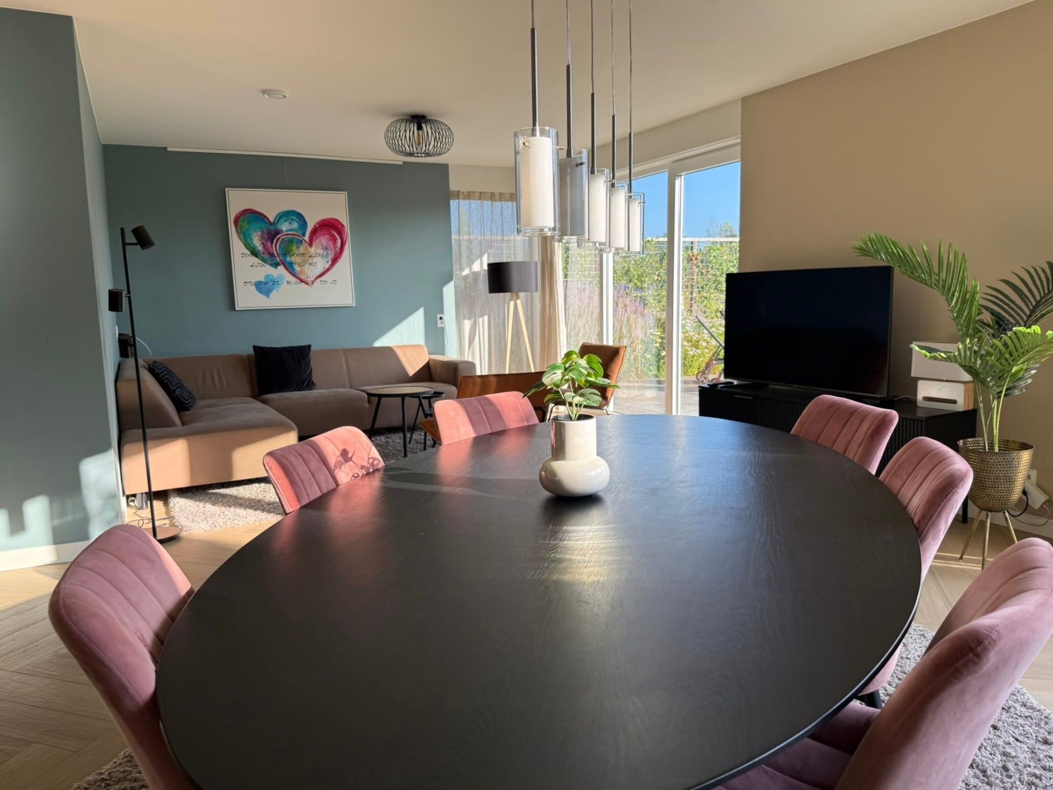 De eetkamer van Holiday home Torenvalk in Sibculo