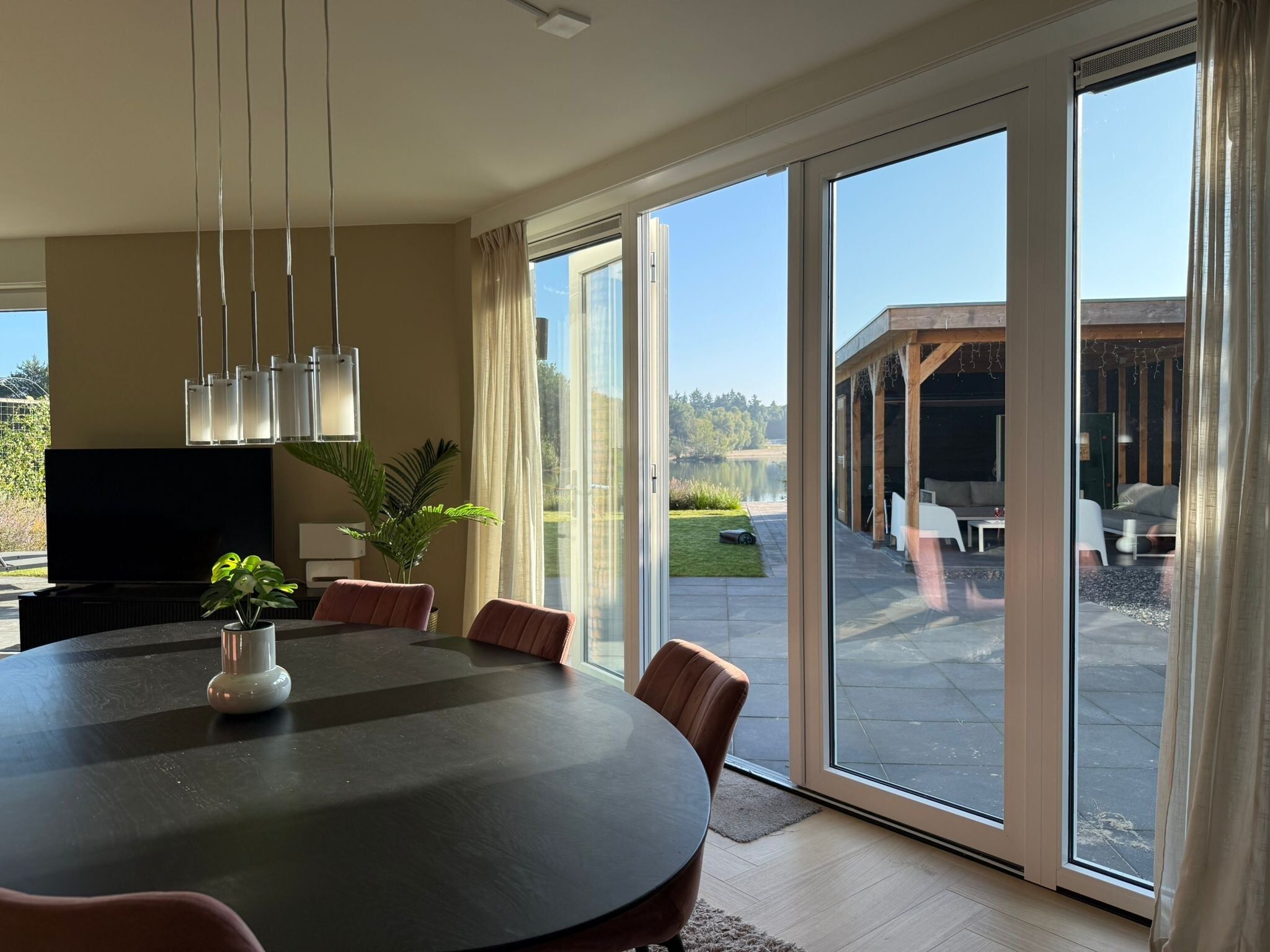 De eetkamer van Holiday home Torenvalk in Sibculo