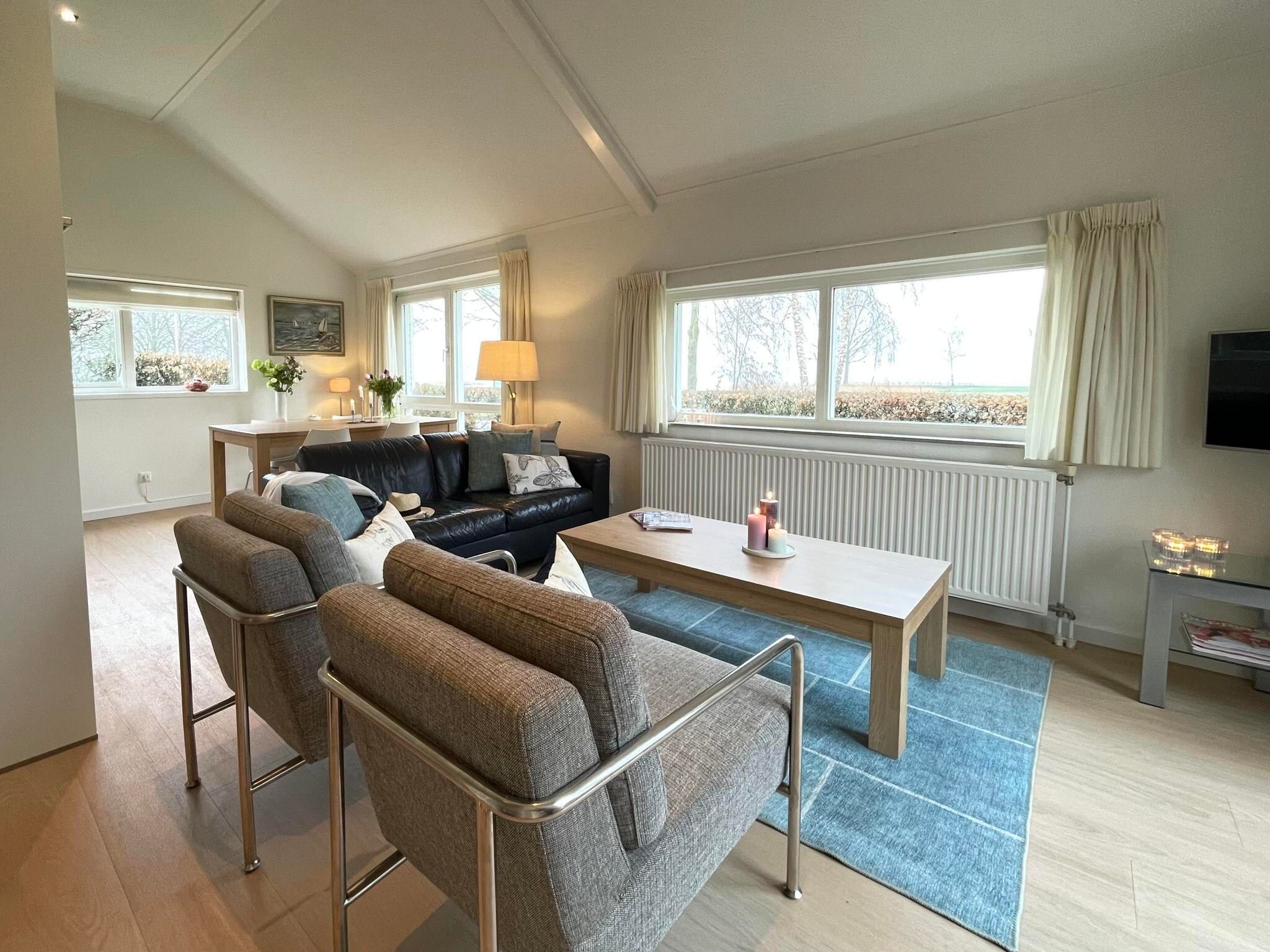 De woonkamer van Watervilla de Ijsvogel in Langweer