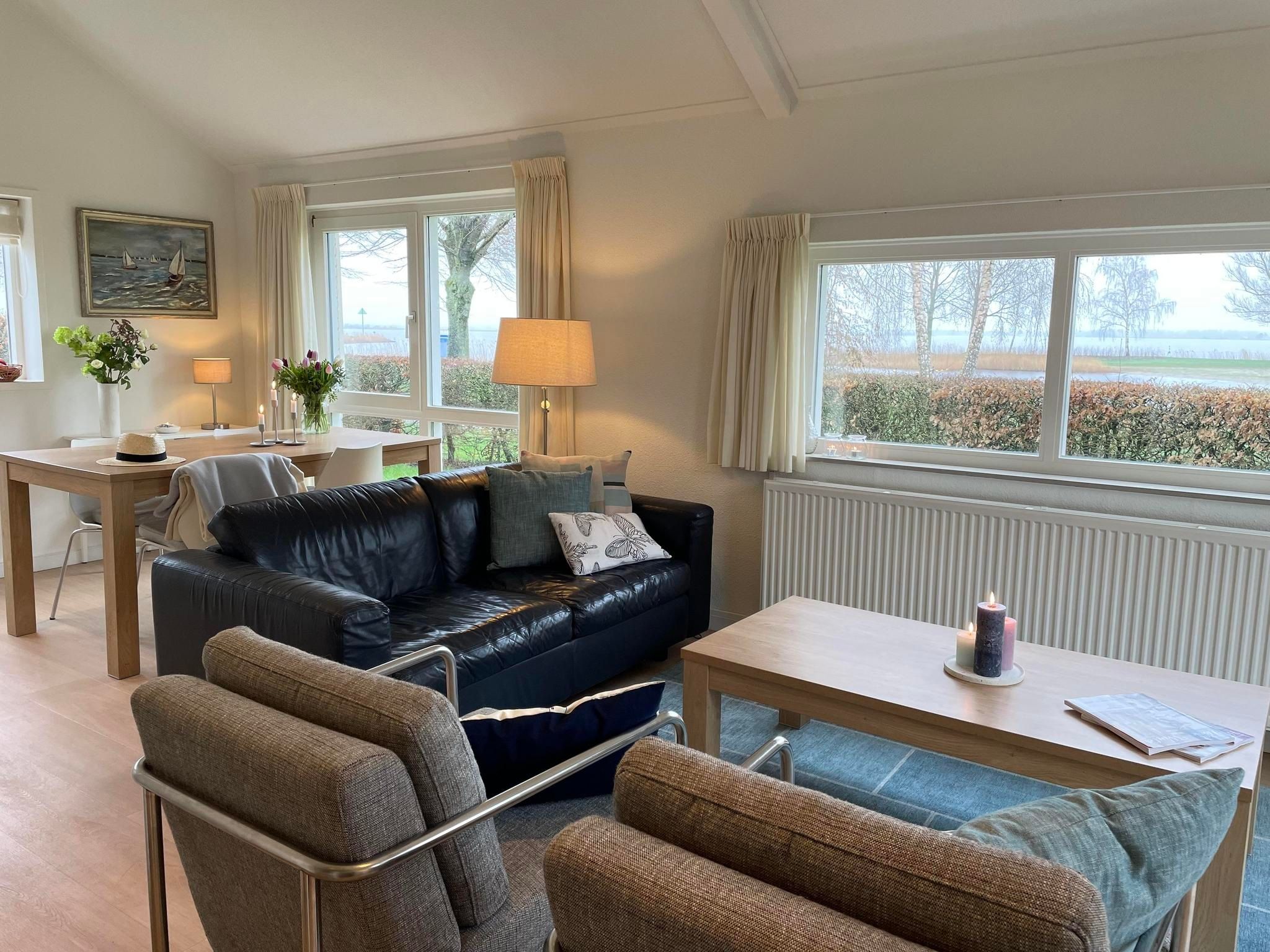 De woonkamer van Watervilla de Ijsvogel in Langweer