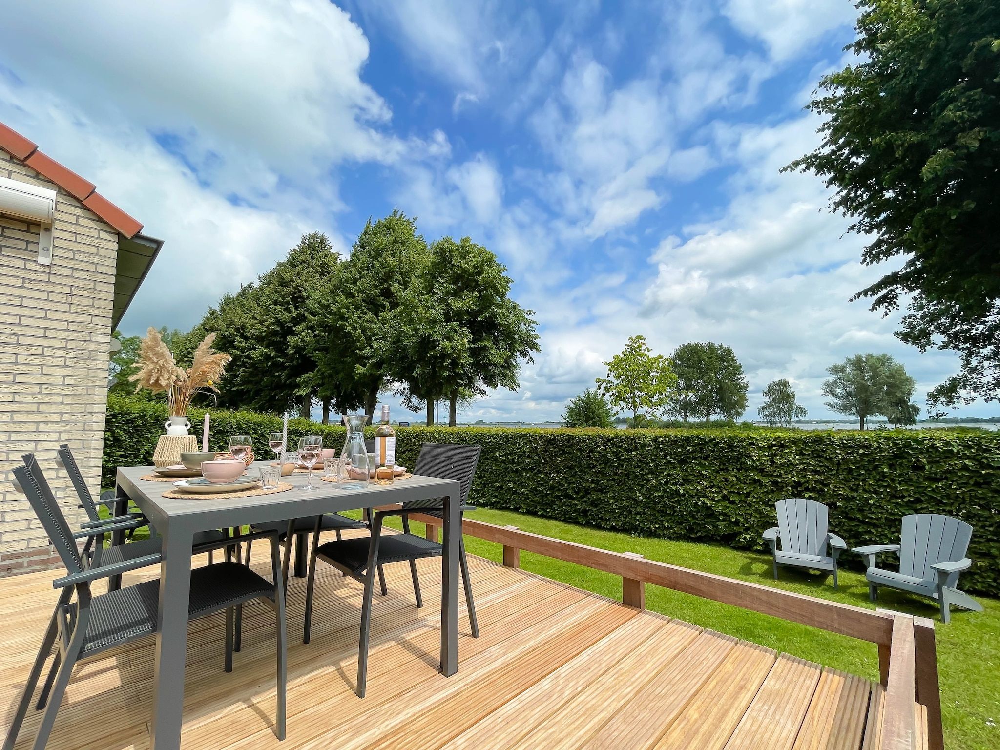 Het terras van Watervilla de Ijsvogel in Langweer