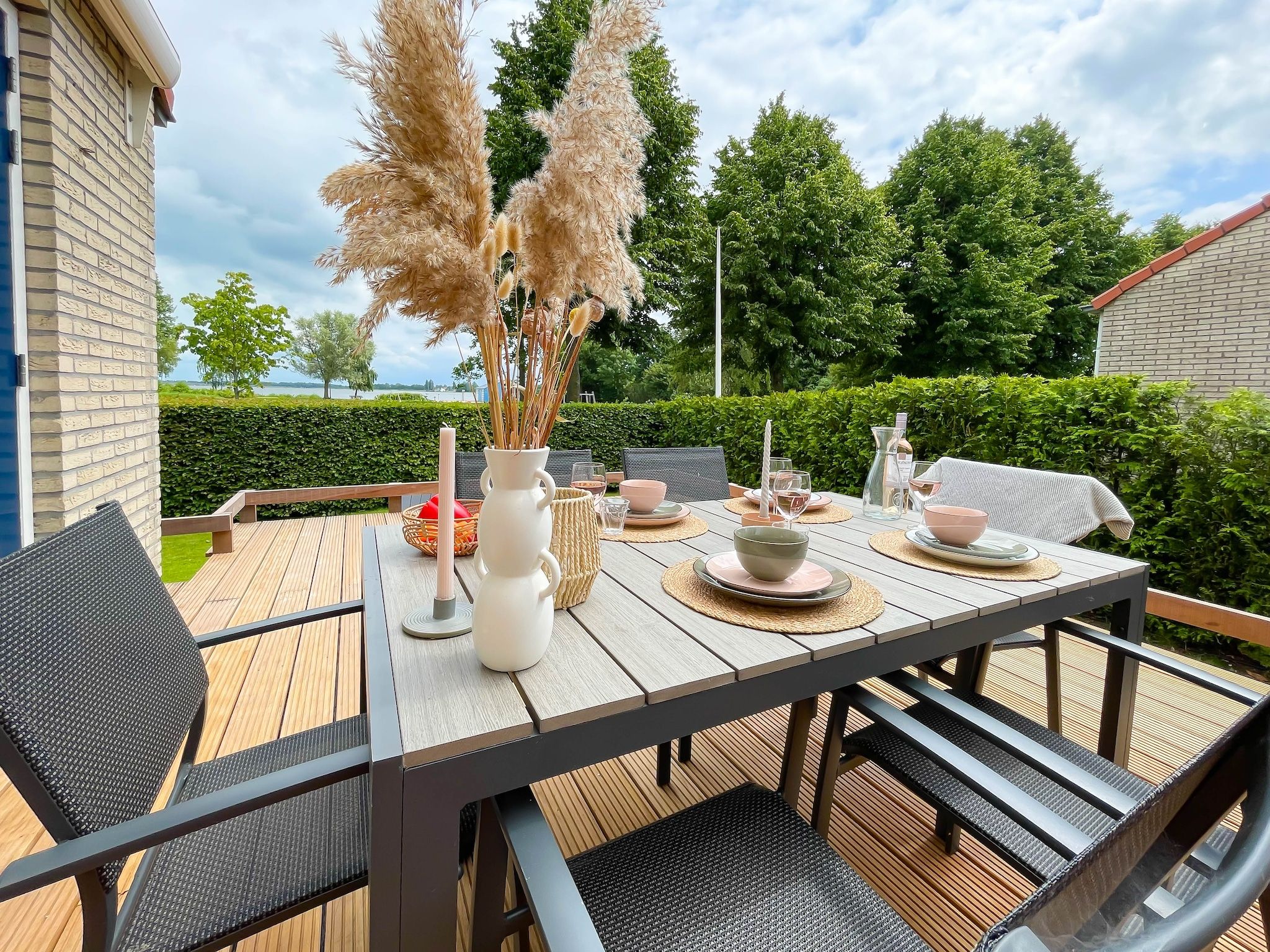 Het terras van Watervilla de Ijsvogel in Langweer