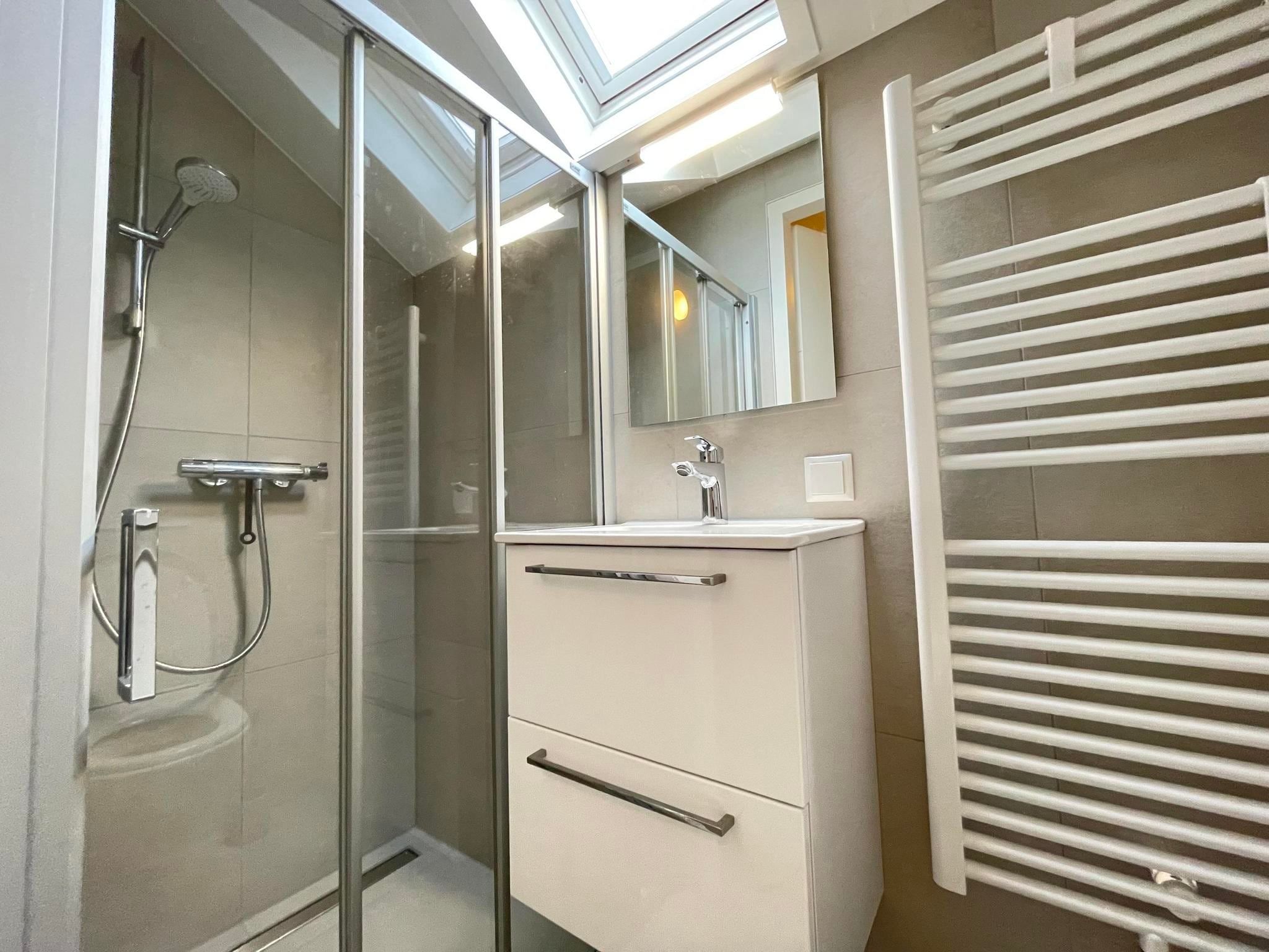 De badkamer van Watervilla de Ijsvogel in Langweer