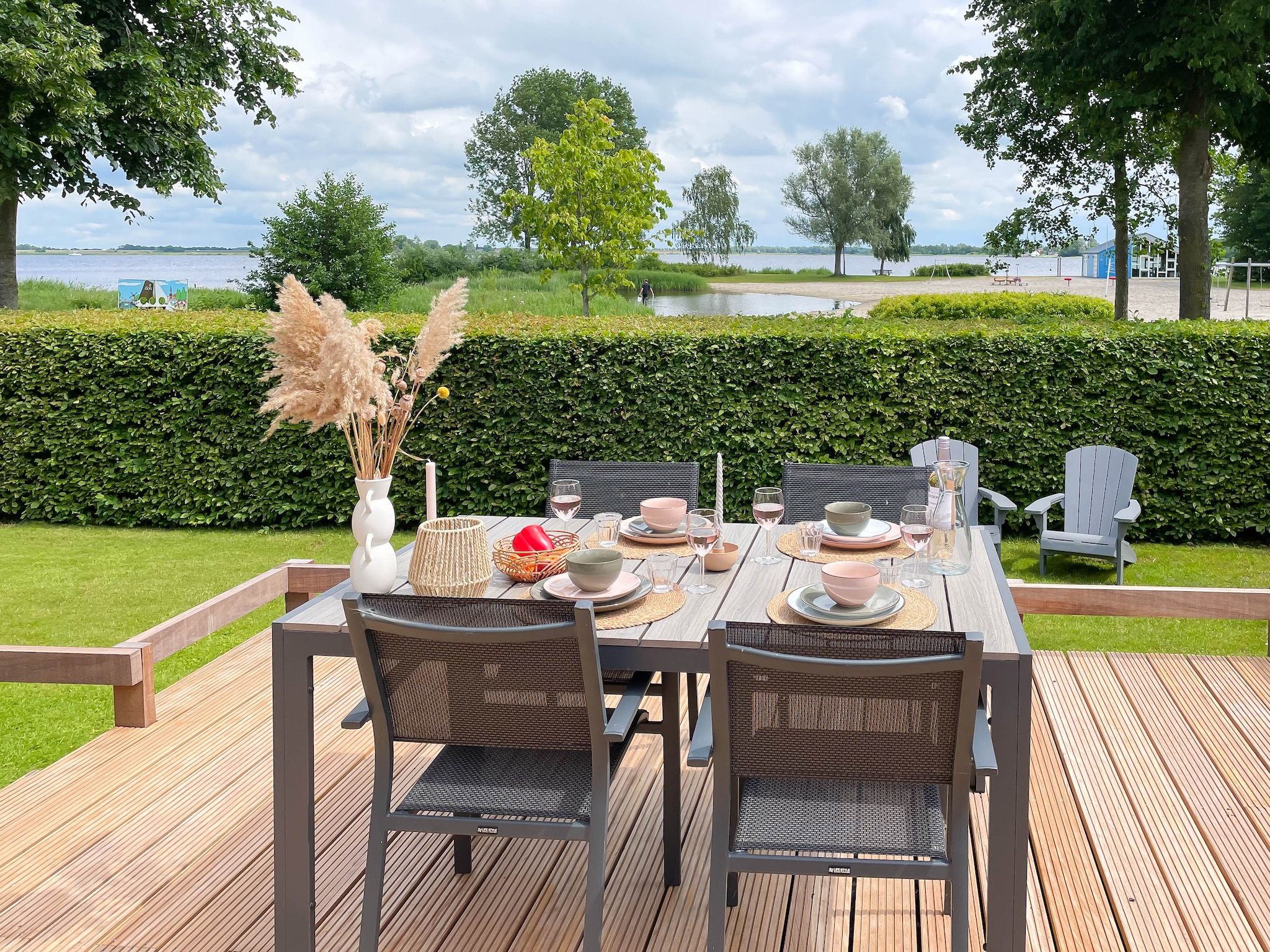 De tuin van Watervilla de Ijsvogel in Langweer