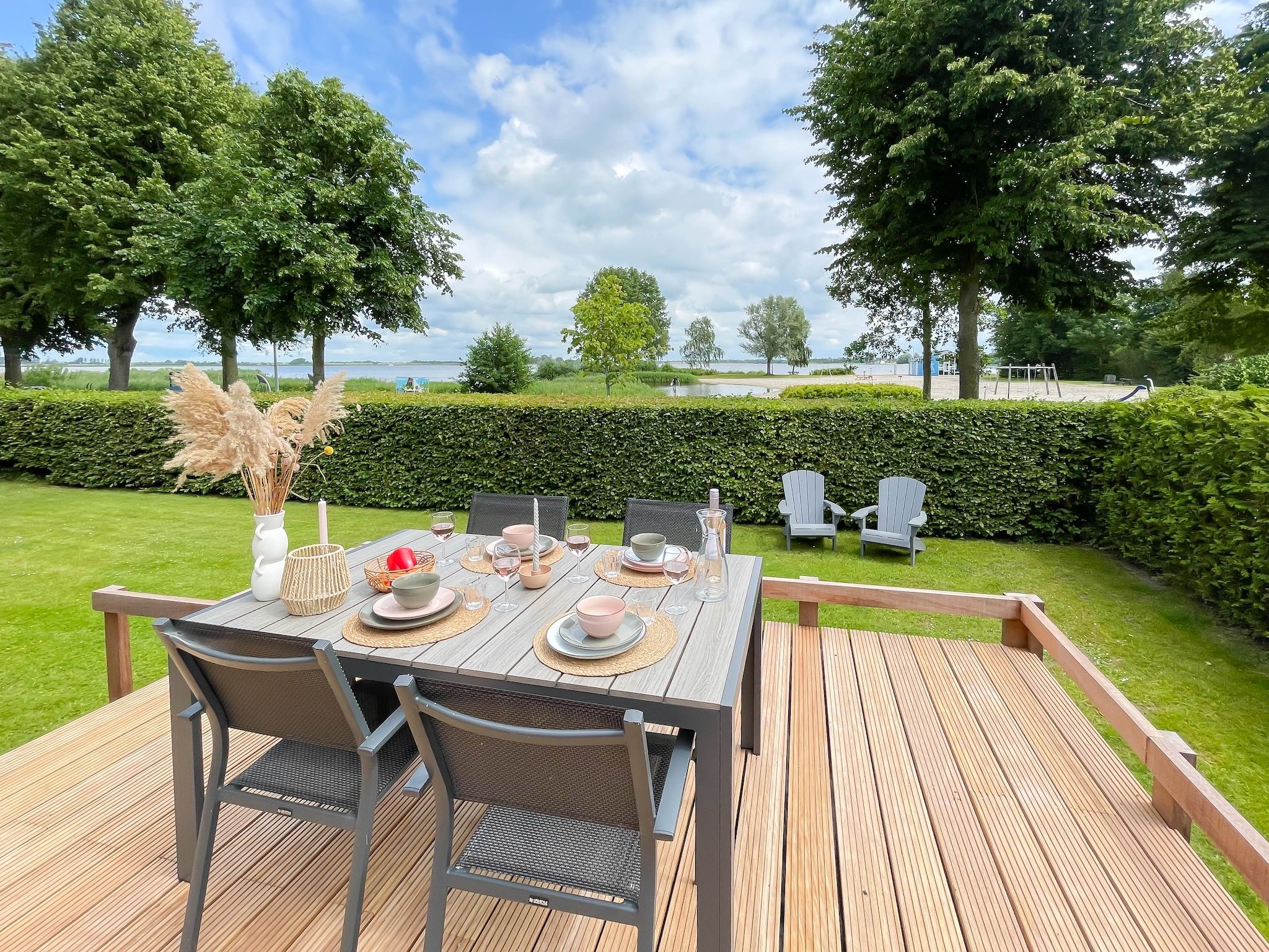 Het terras van Watervilla de Ijsvogel in Langweer