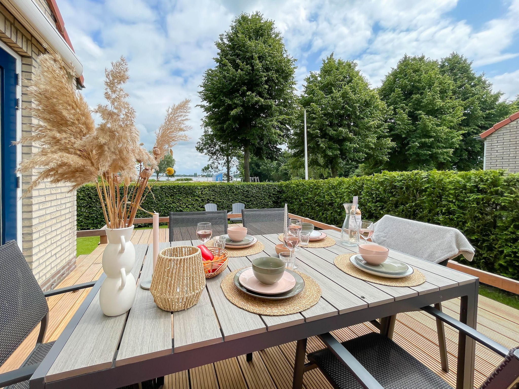 Het terras van Watervilla de Ijsvogel in Langweer