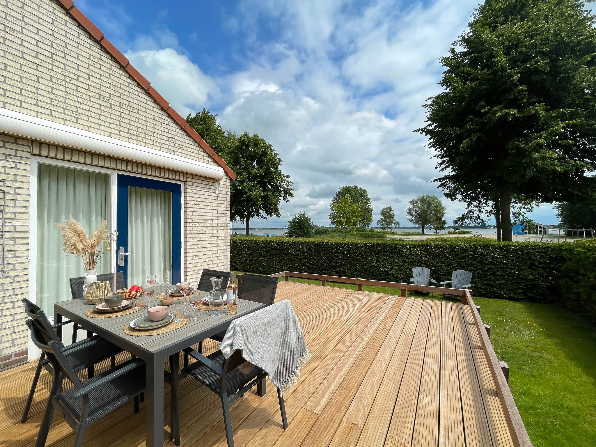 Het terras van Watervilla de Ijsvogel in Langweer