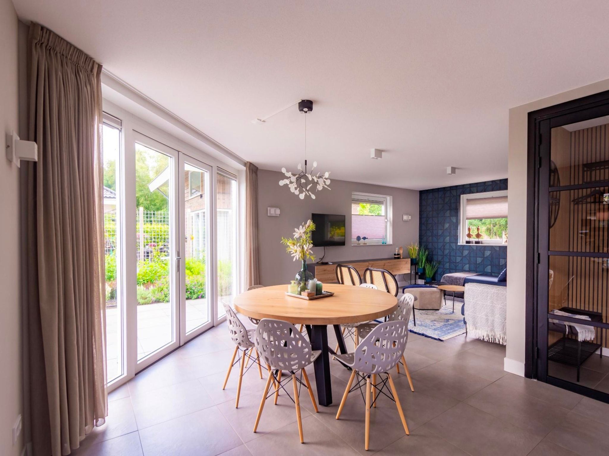 De eetkamer van Watervilla Plas van Francke in Sibculo