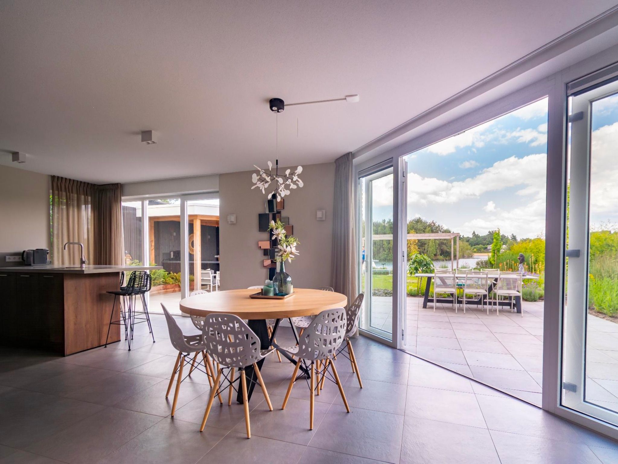 De eetkamer van Watervilla Plas van Francke in Sibculo