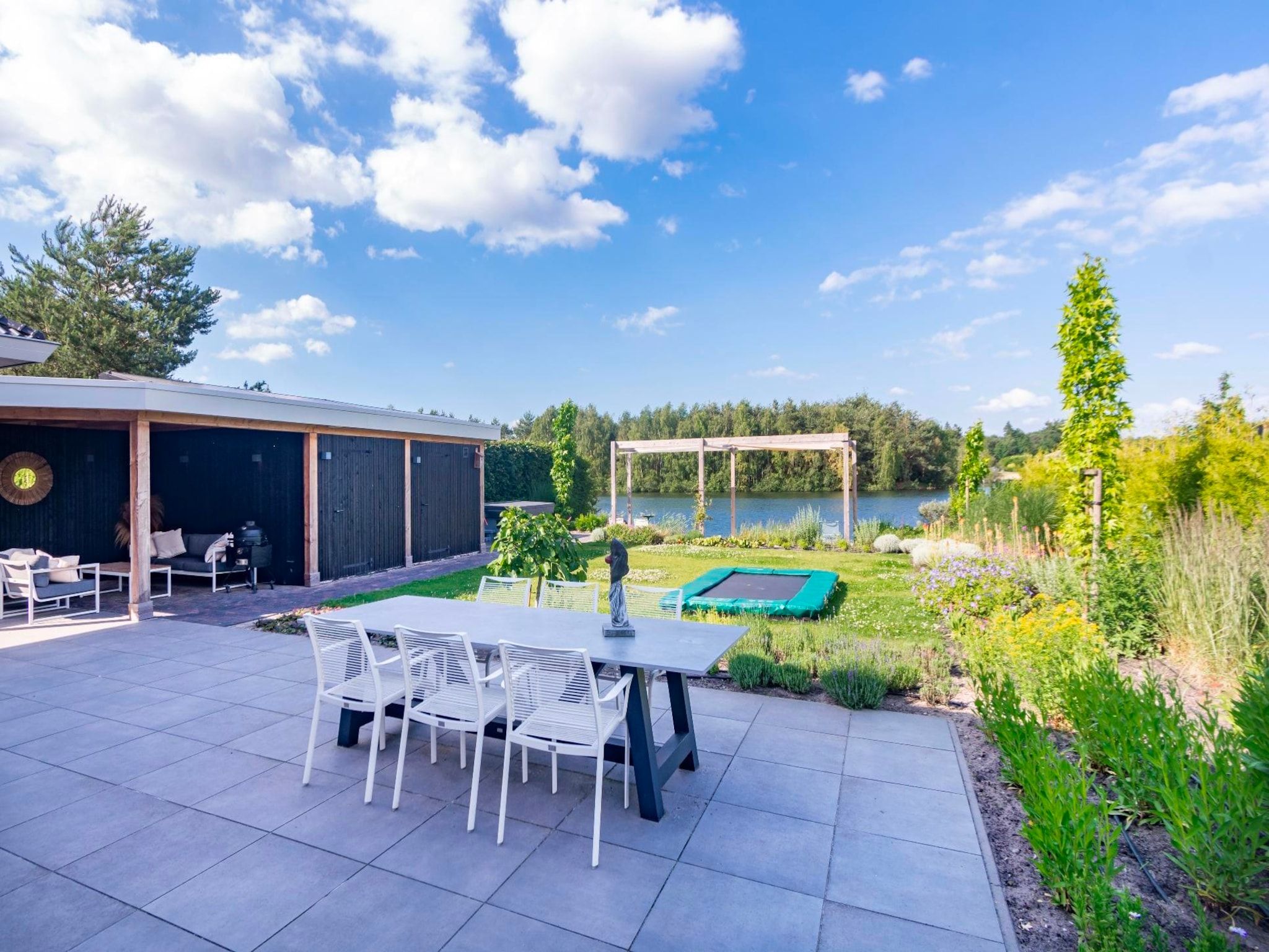 Het terras van Watervilla Plas van Francke in Sibculo