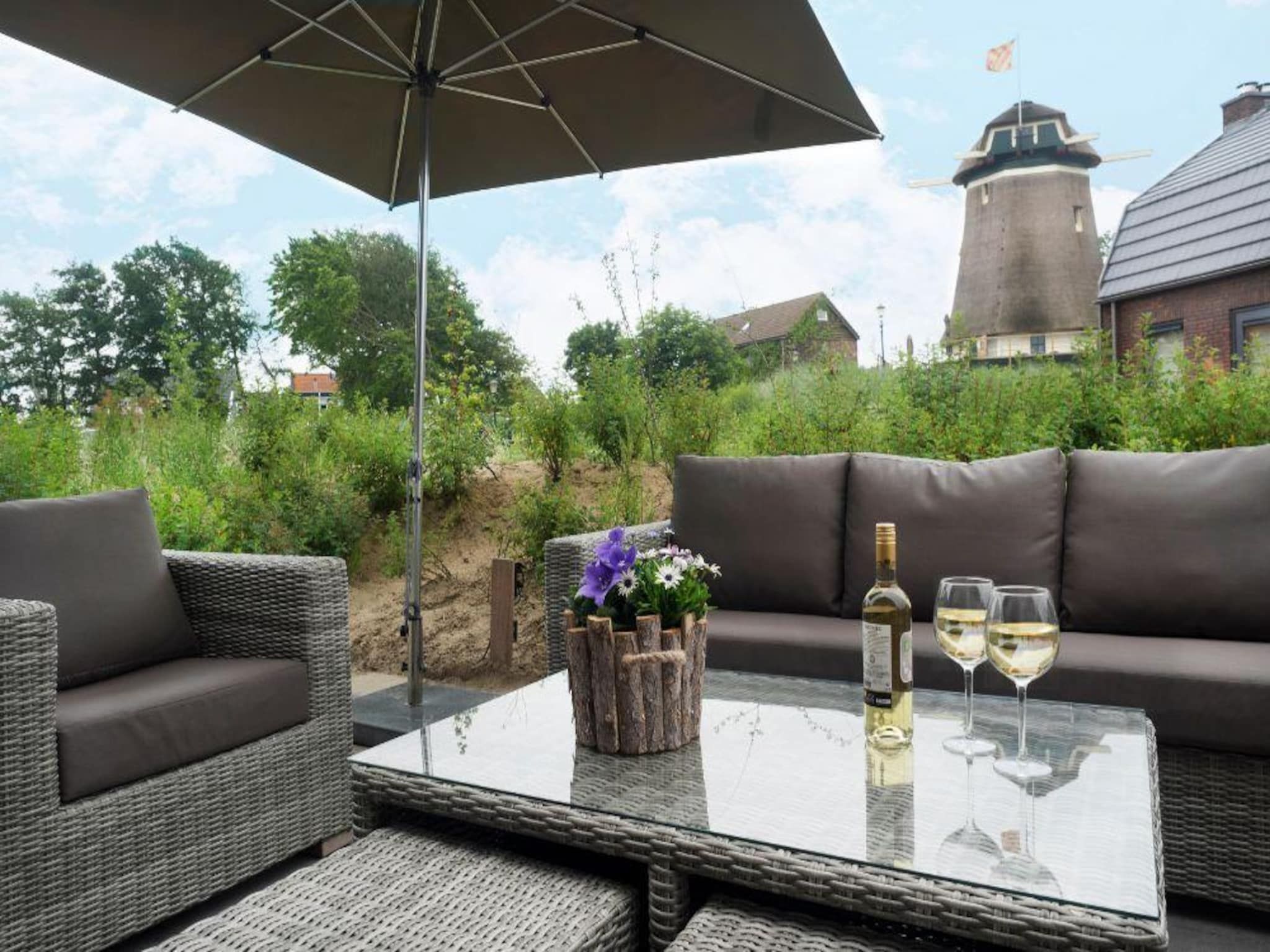 Het terras van Zicht op de Molen in Egmond aan den Hoef