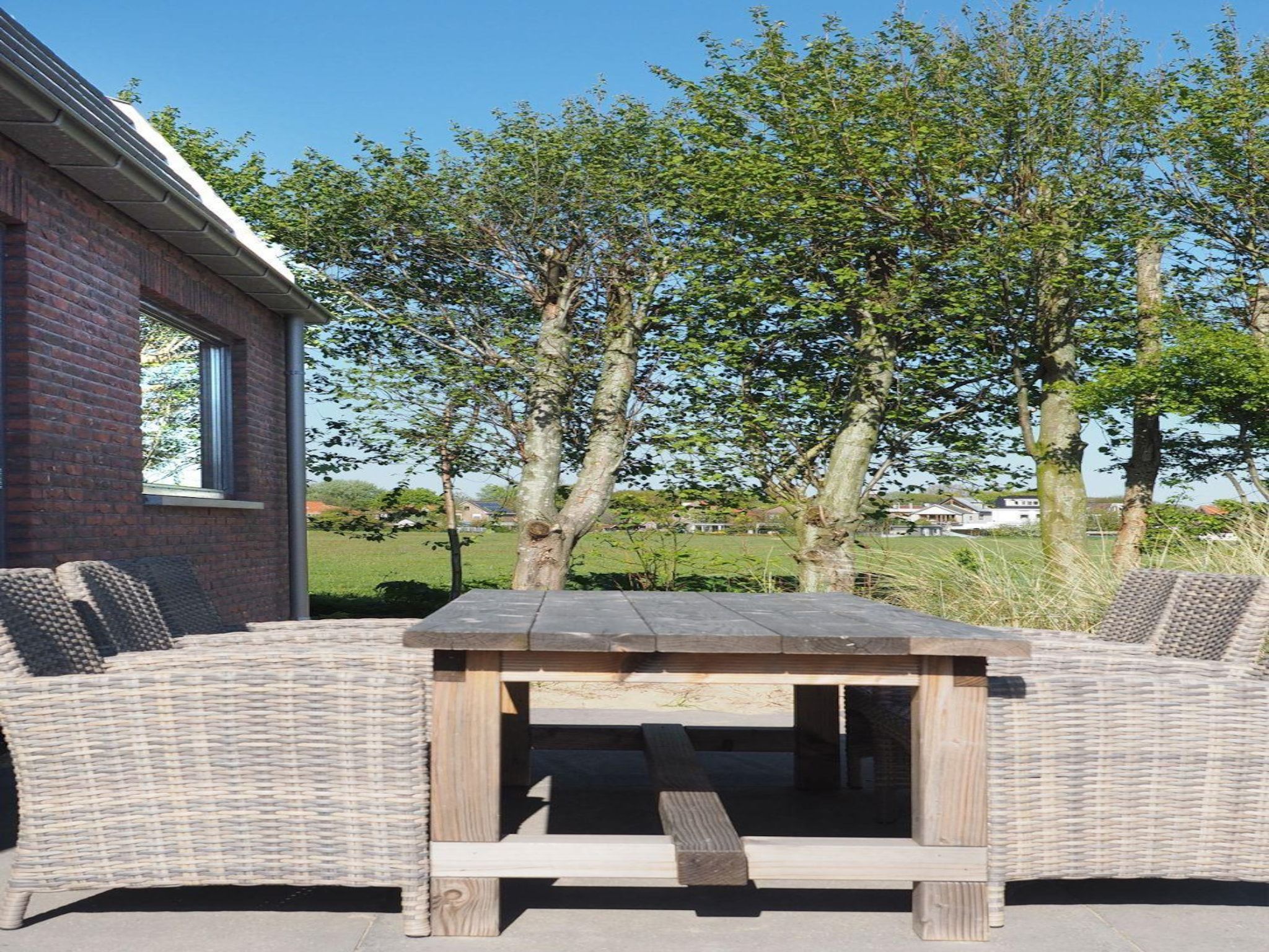 Het terras van Zicht op de Molen in Egmond aan den Hoef