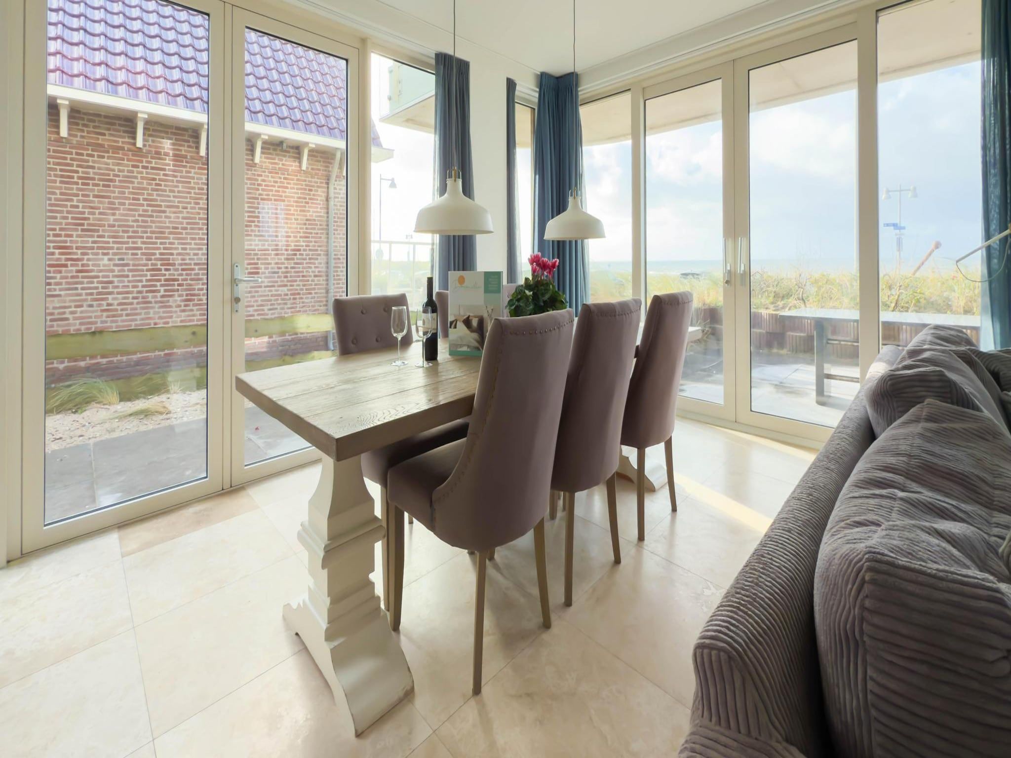 De eetkamer van Zilverlicht in Egmond aan Zee