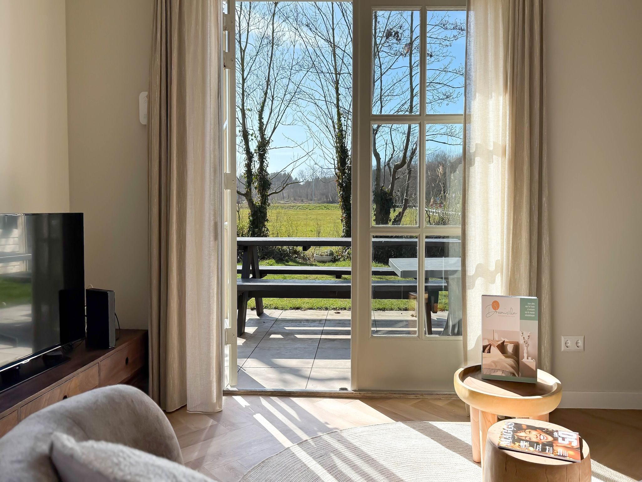 De woonkamer van Zon aan den Hoef in Egmond aan den Hoef