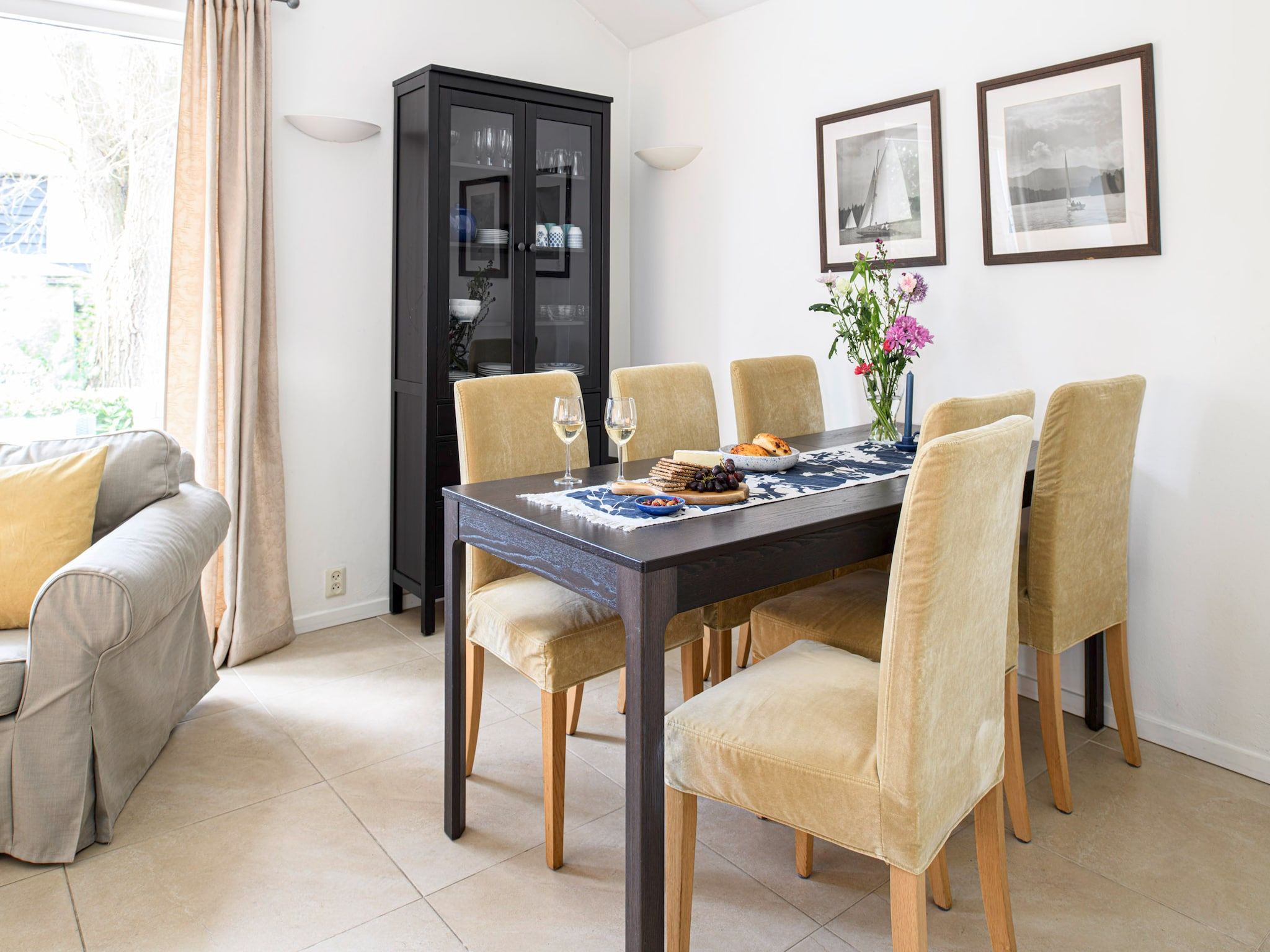 De eetkamer van Comfort Bungalow in Loosdrecht