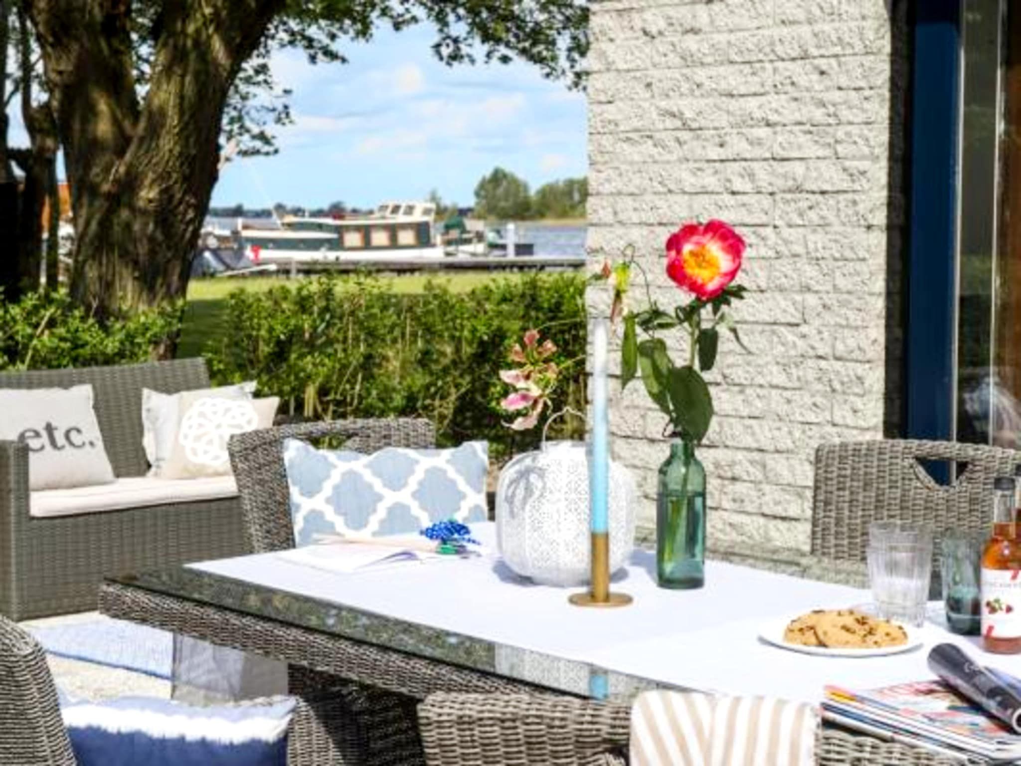 Het terras van Comfort Bungalow in Loosdrecht