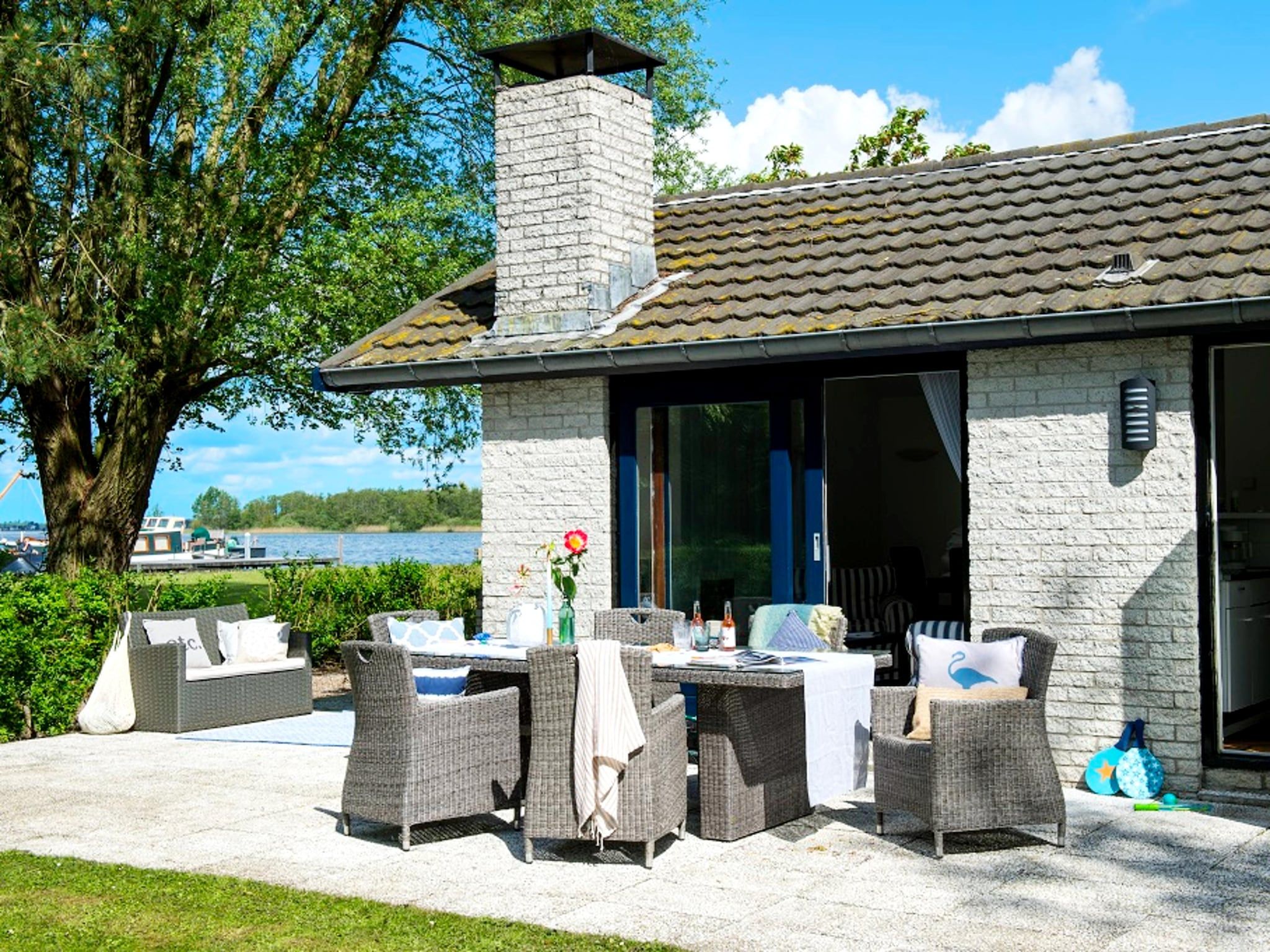 Het terras van Comfort Bungalow in Loosdrecht