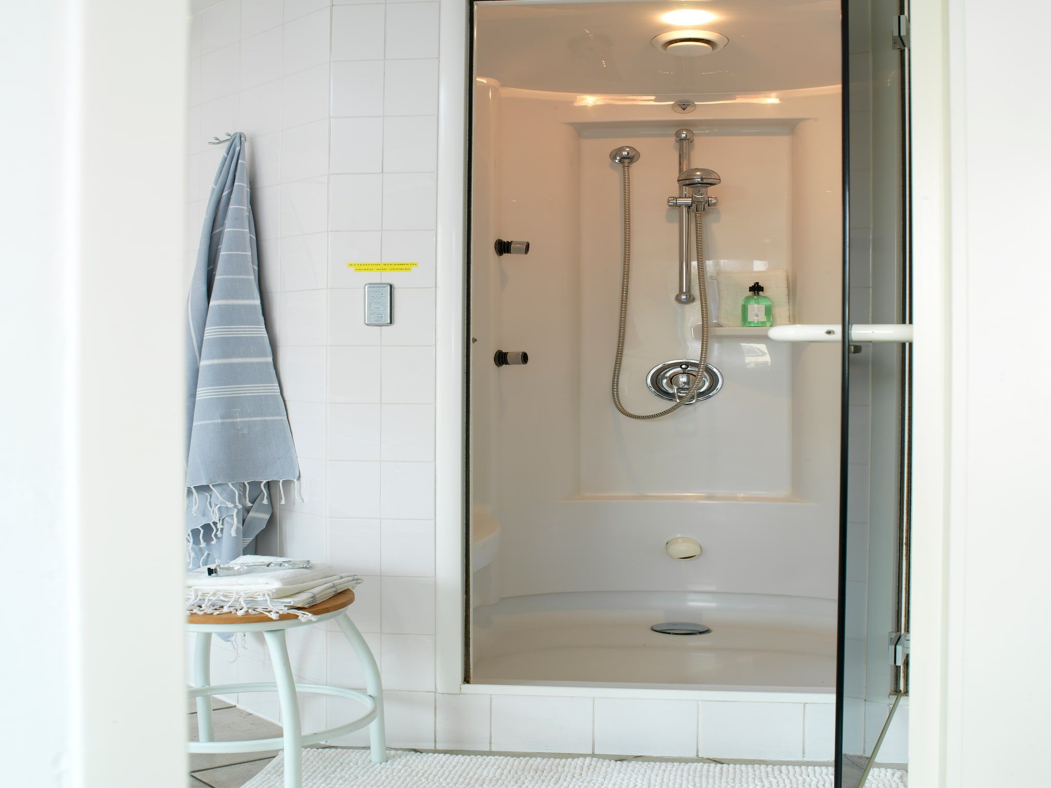 De badkamer van Penthouse in Loosdrecht