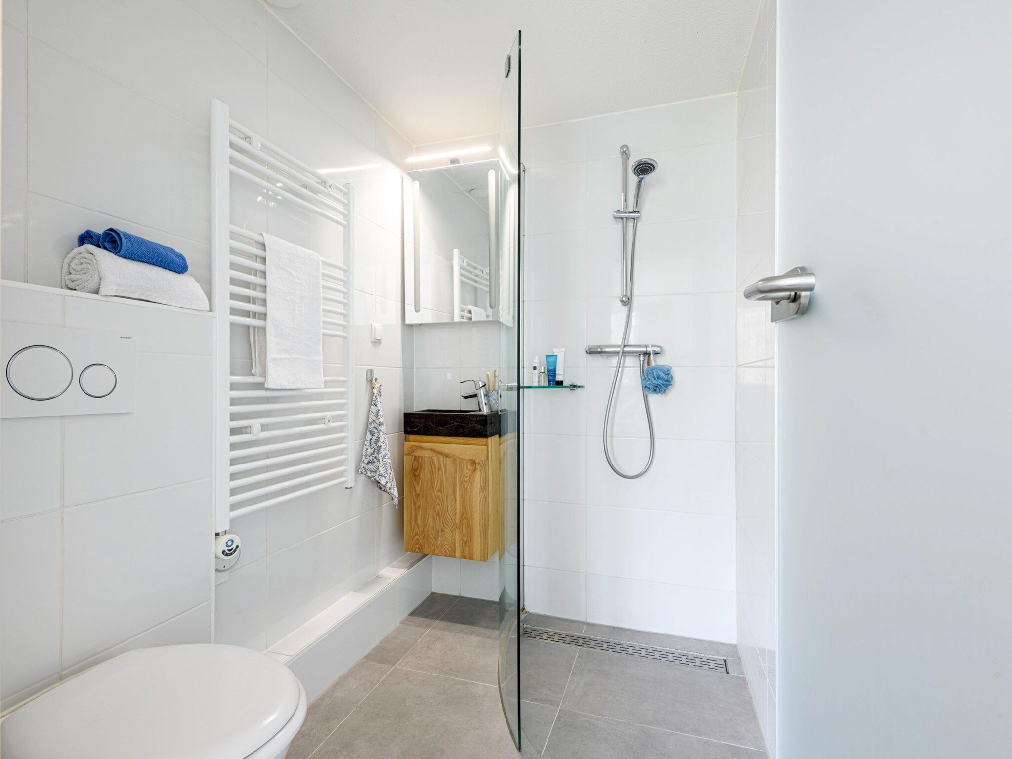 De badkamer van Panorama Villa | 3-8 pers | 3 slaapkamers | 2,5 badkamers in Loosdrecht