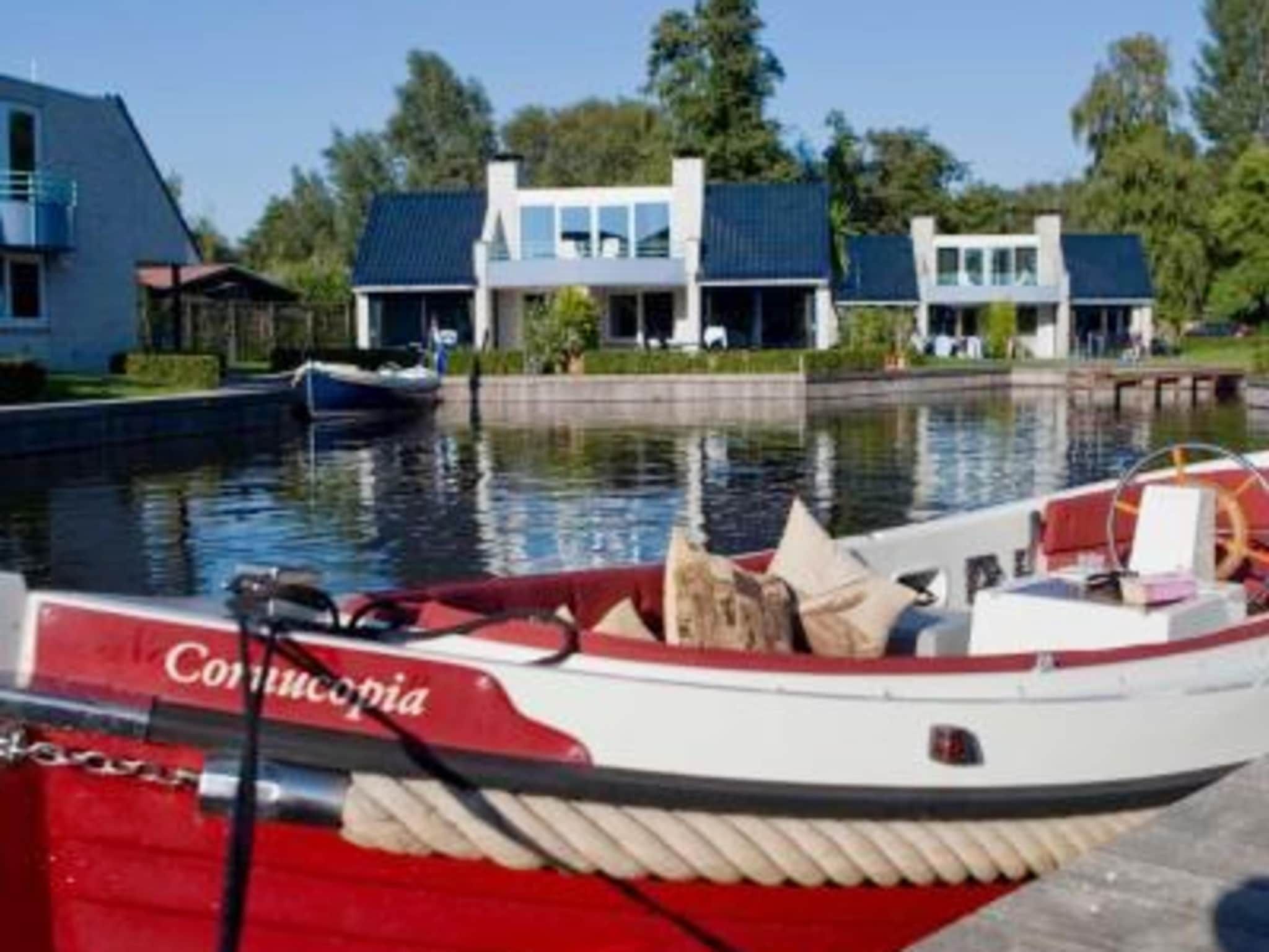 De buitenkant van Panorama Villa in Loosdrecht