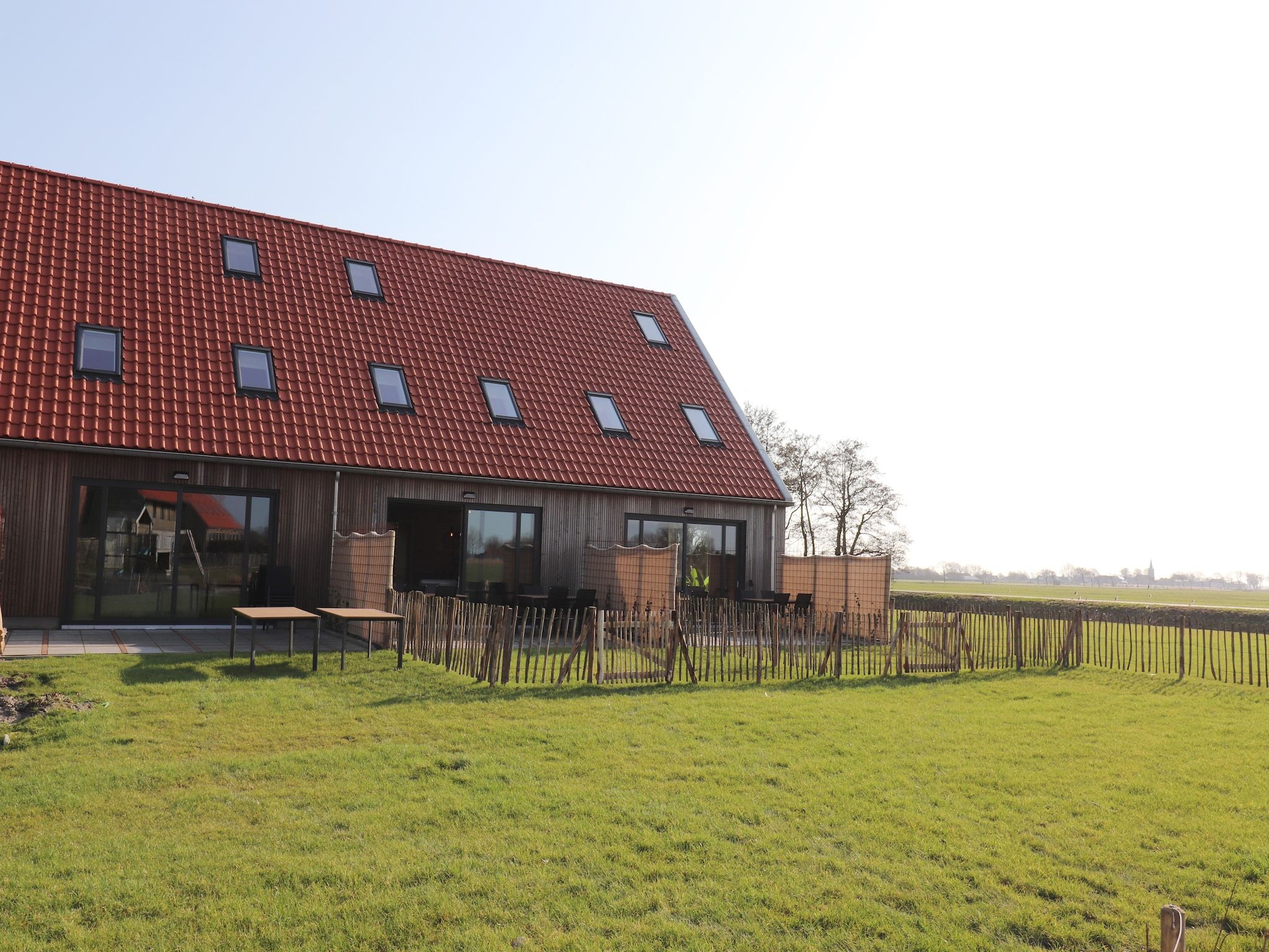 De buitenkant van Moderne villa op het Friese platteland in leons