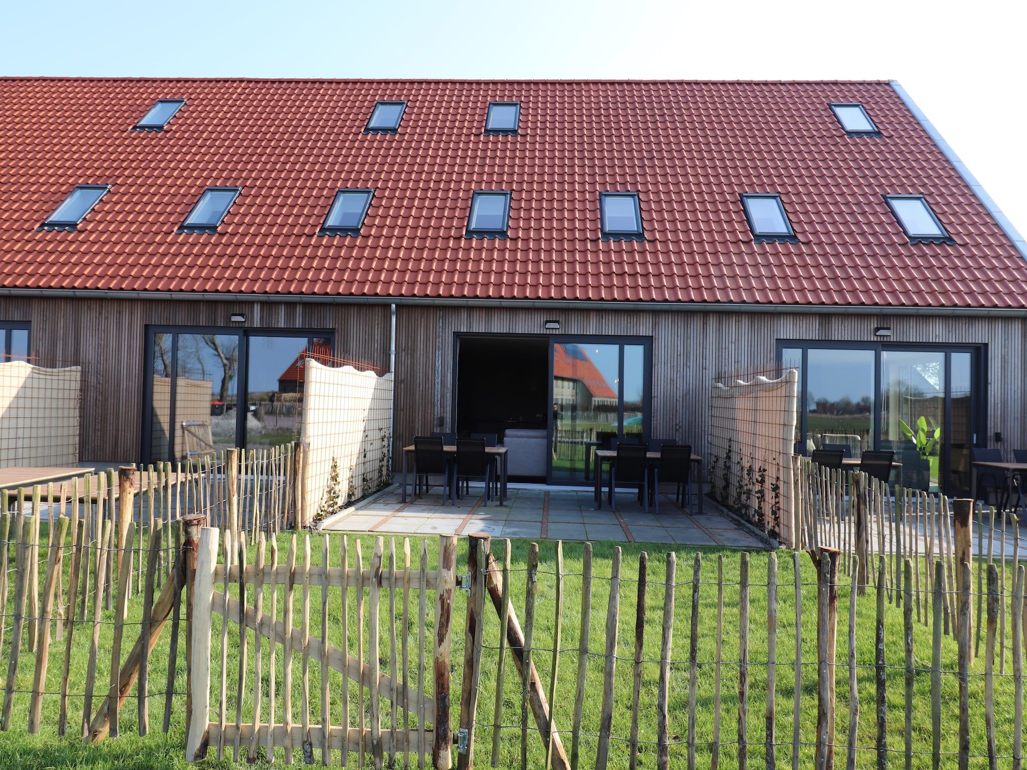De buitenkant van Moderne villa op het Friese platteland in leons