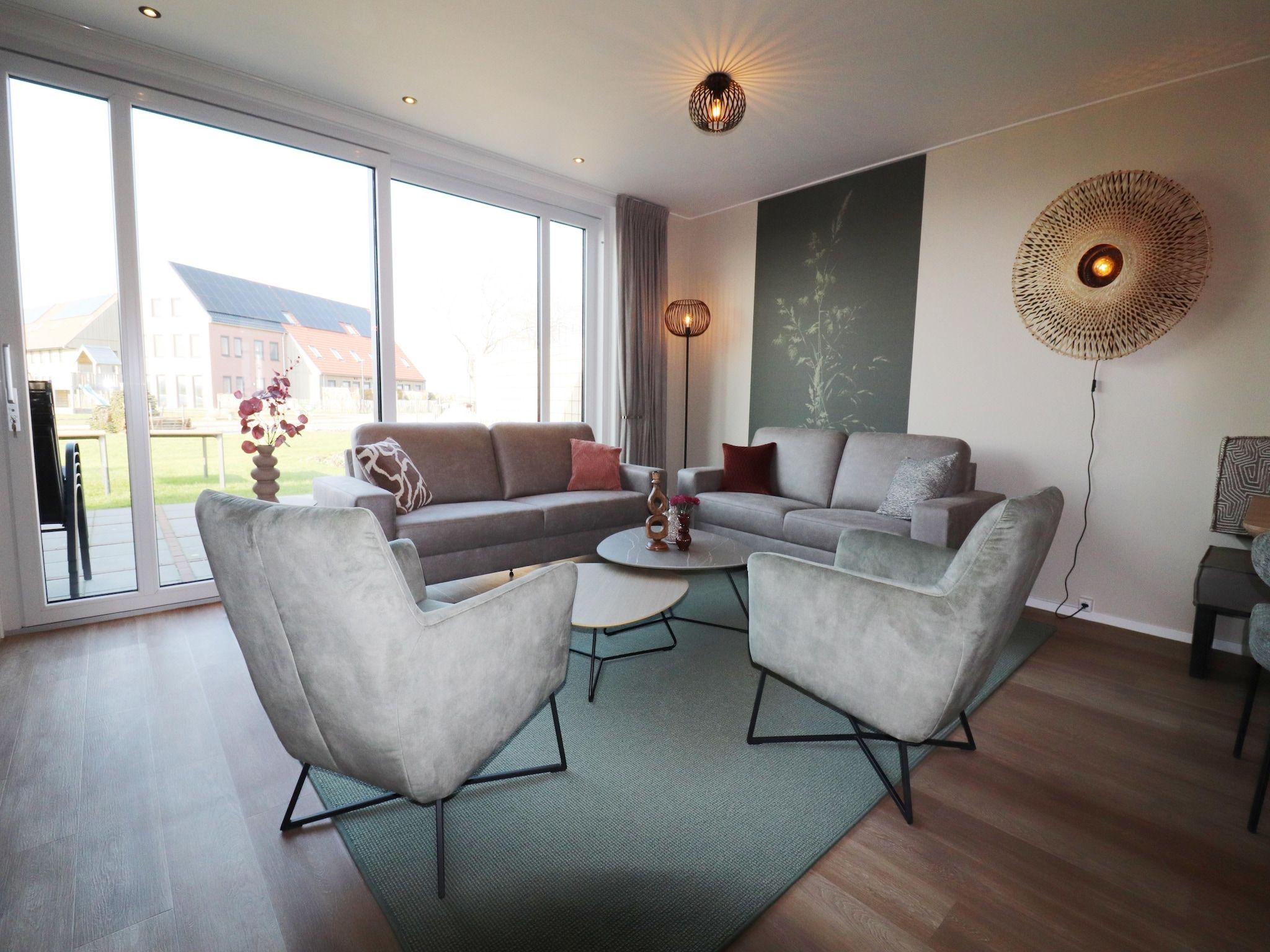 De woonkamer van Moderne villa op het Friese platteland in leons