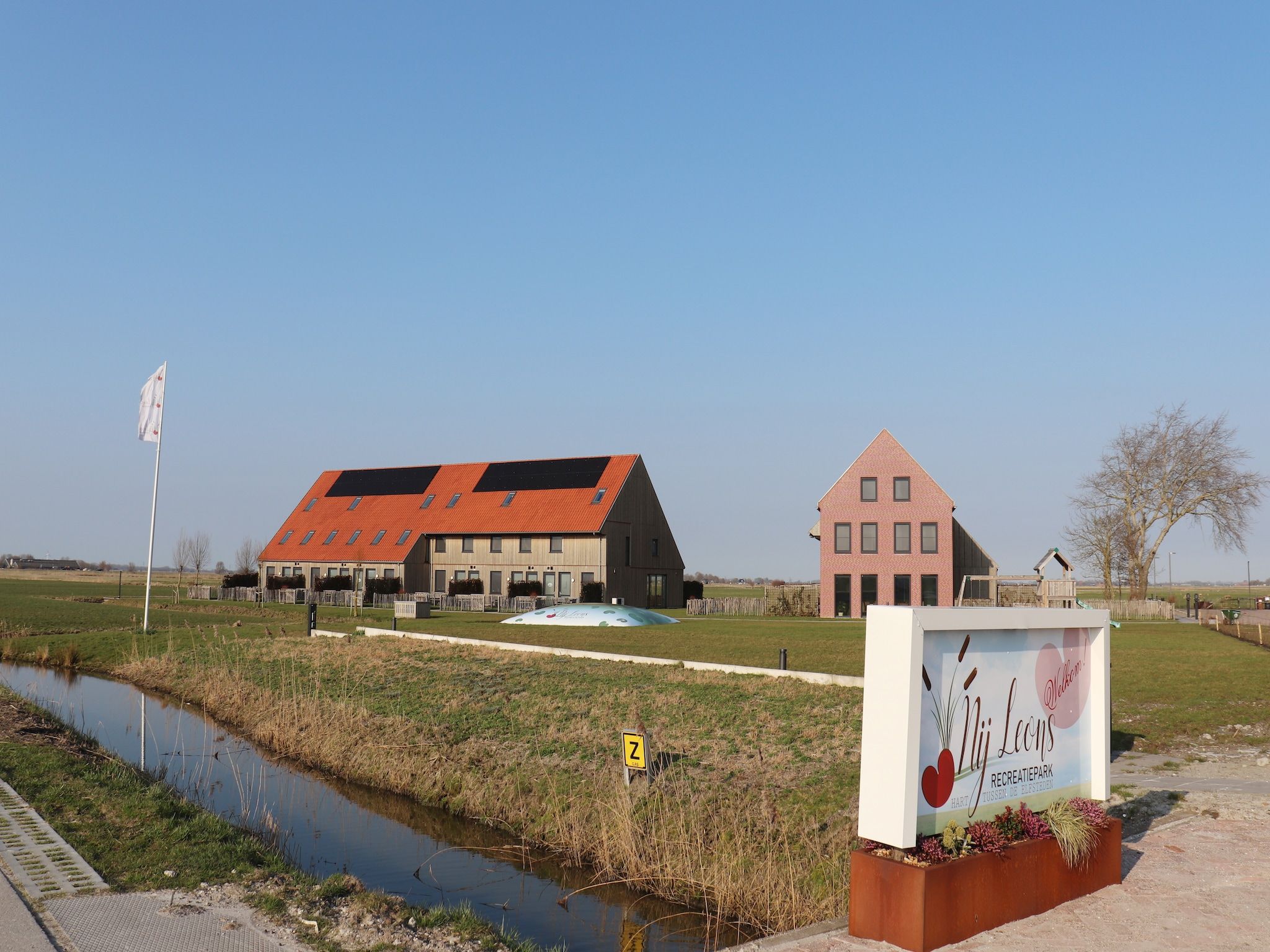 Sfeerbeeld van Moderne villa op het Friese platteland in leons