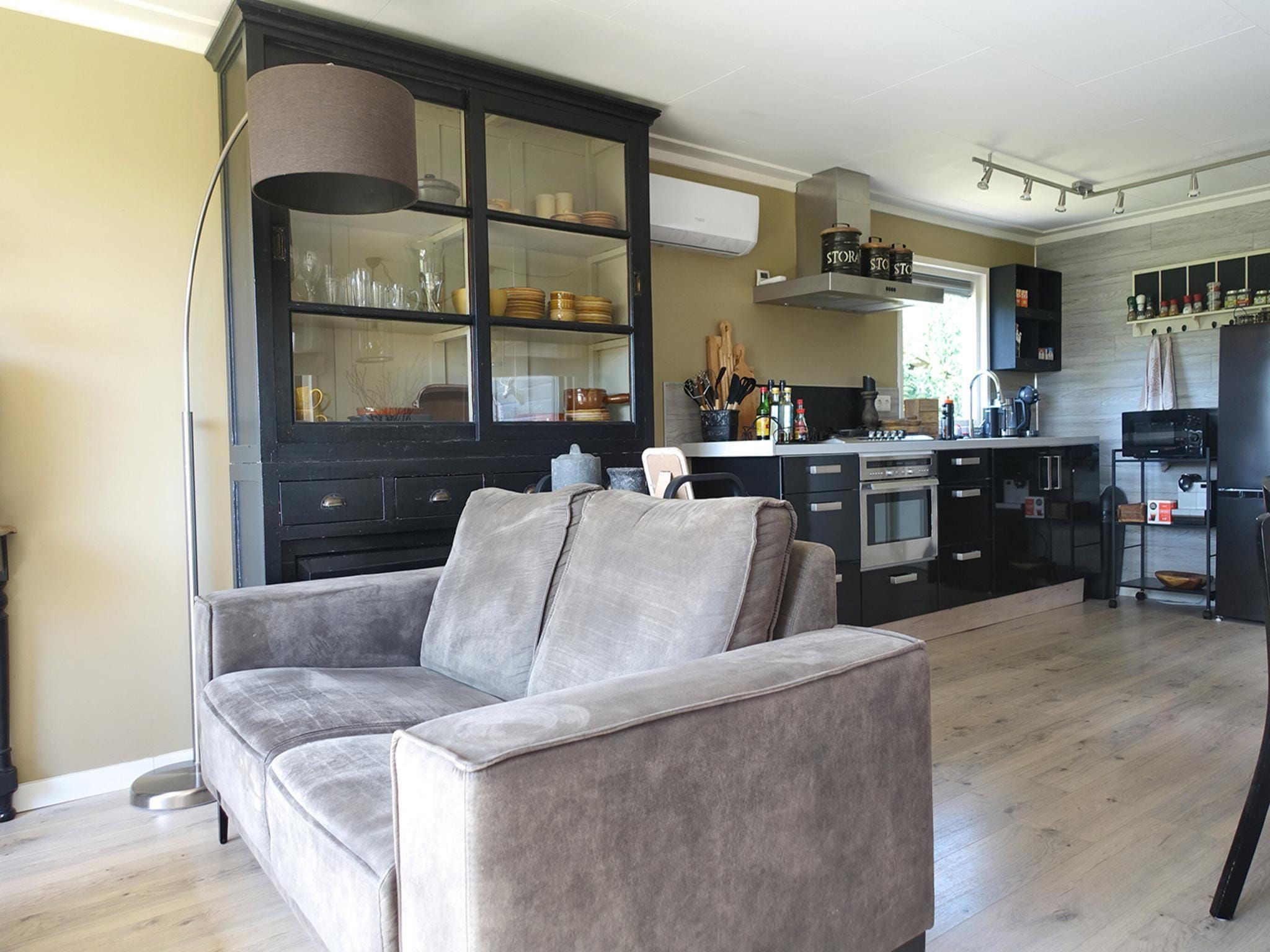 De woonkamer van Vechtdalchalet de Wilg in Rheezerveen