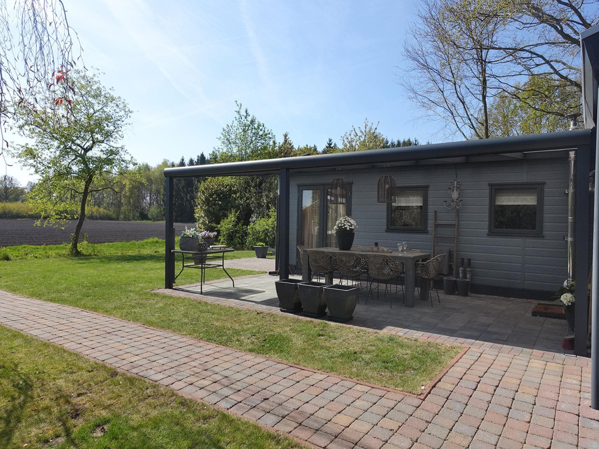 De buitenkant van Vechtdalchalet de Wilg in Rheezerveen