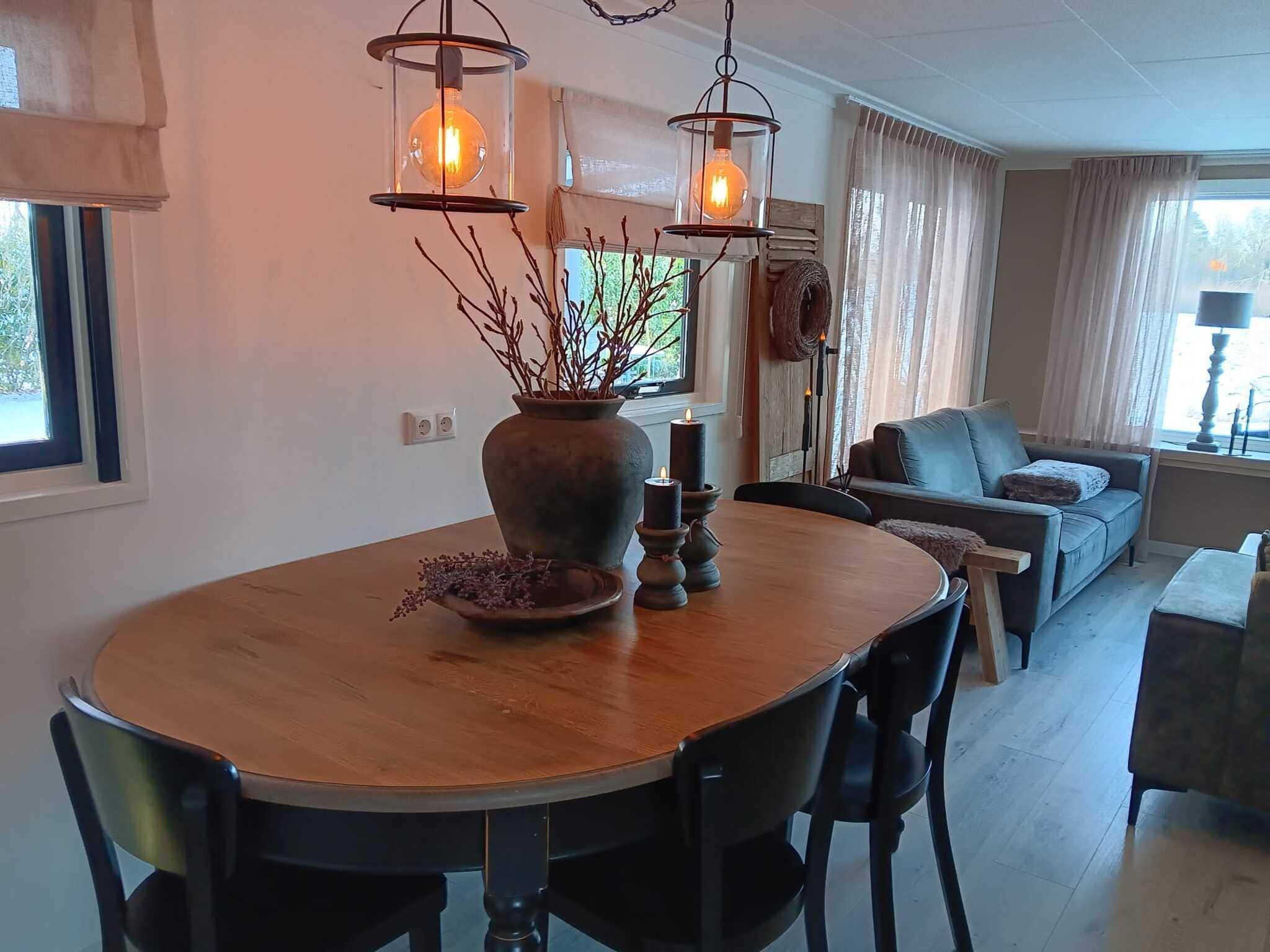De eetkamer van Vechtdalchalet de Wilg in Rheezerveen