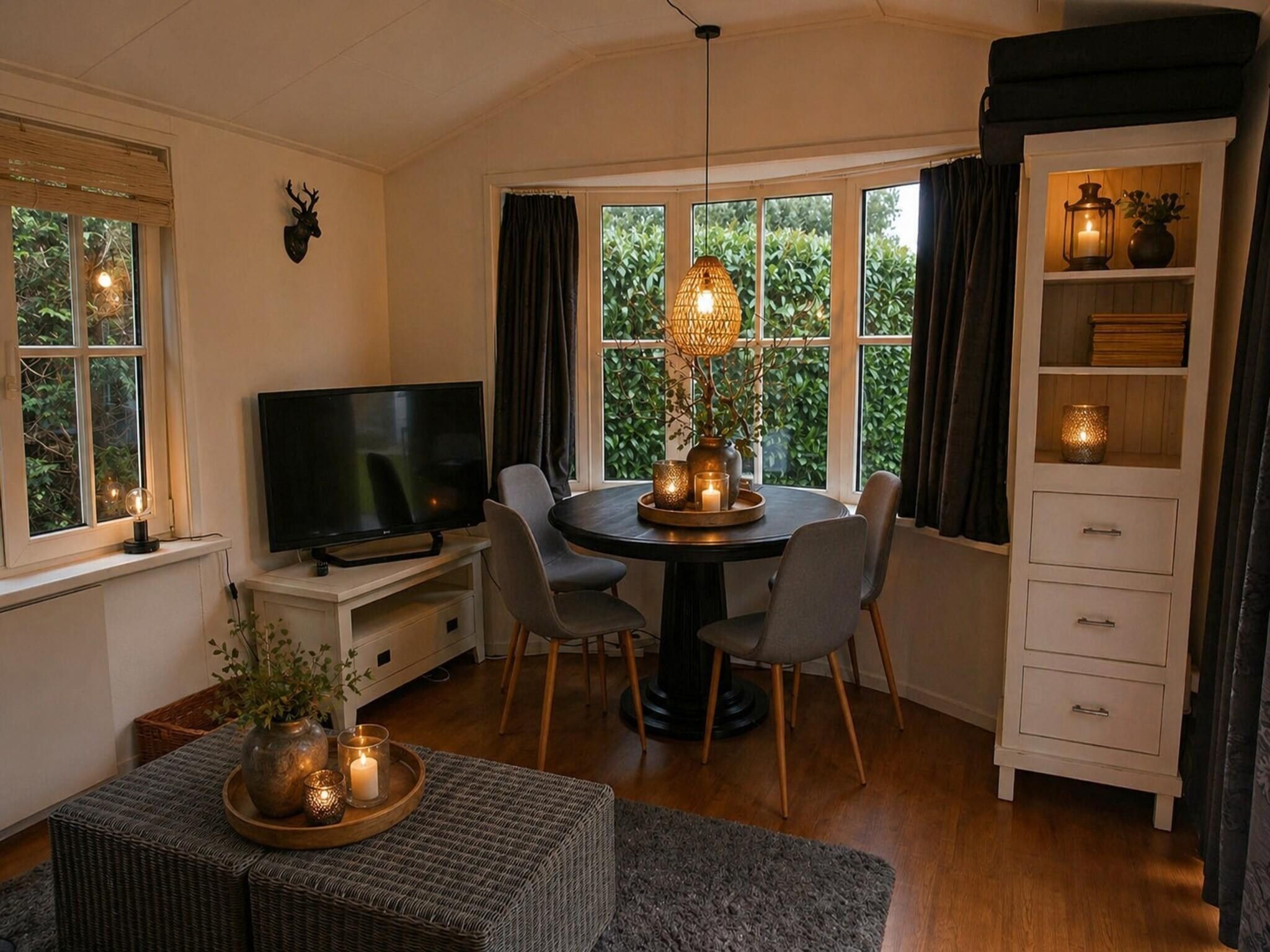 De eetkamer van Vechtdalchalet de Berk in Rheezerveen