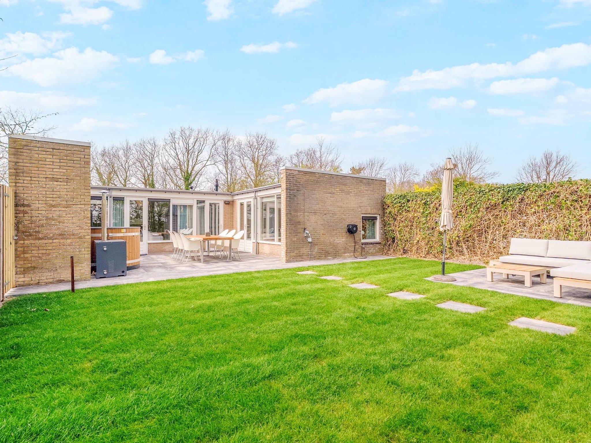 De tuin van Duinland 118 in Sint Maartensvlotbrug
