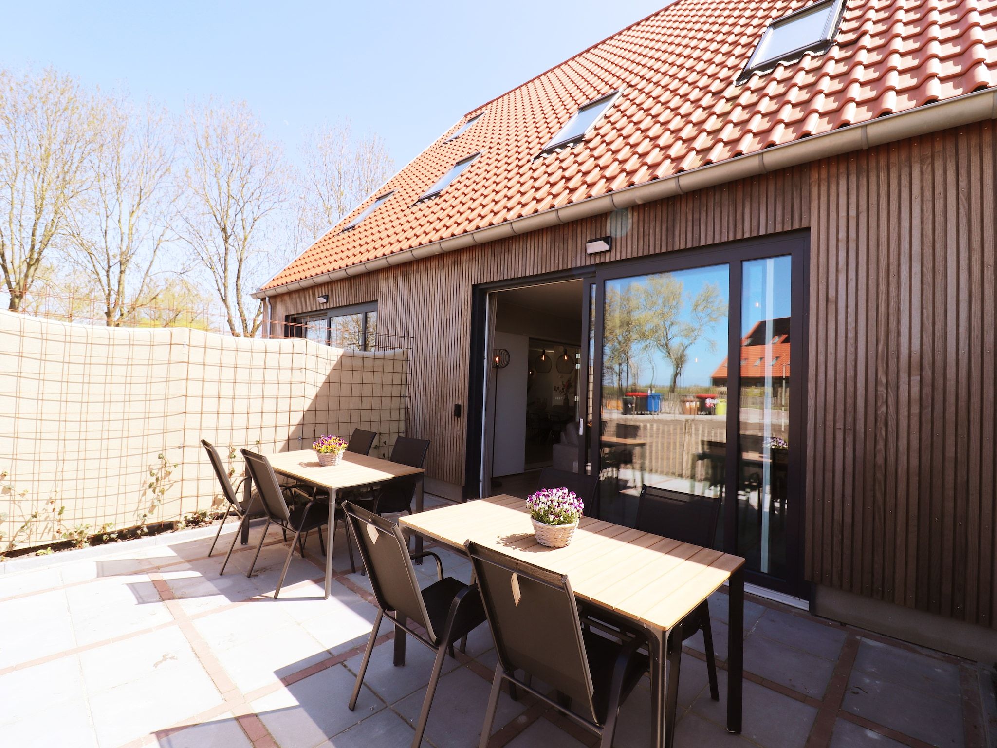 De tuin van Moderne villa op het Friese platteland in leons