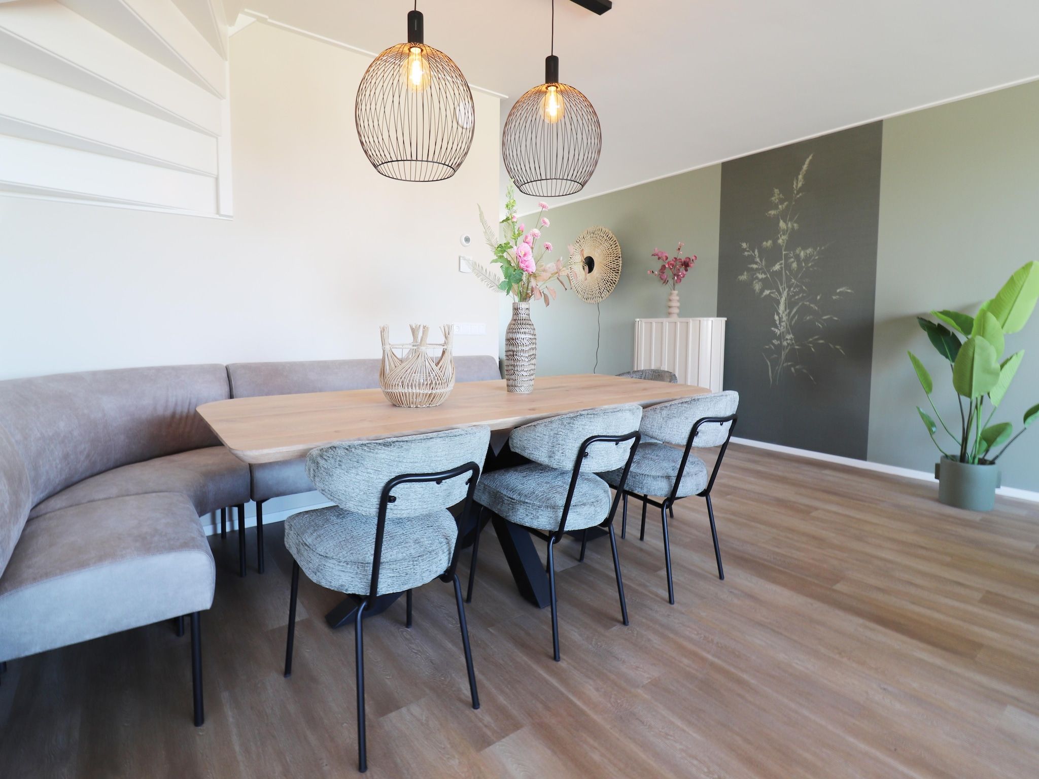 De eetkamer van Moderne villa op het Friese platteland in leons