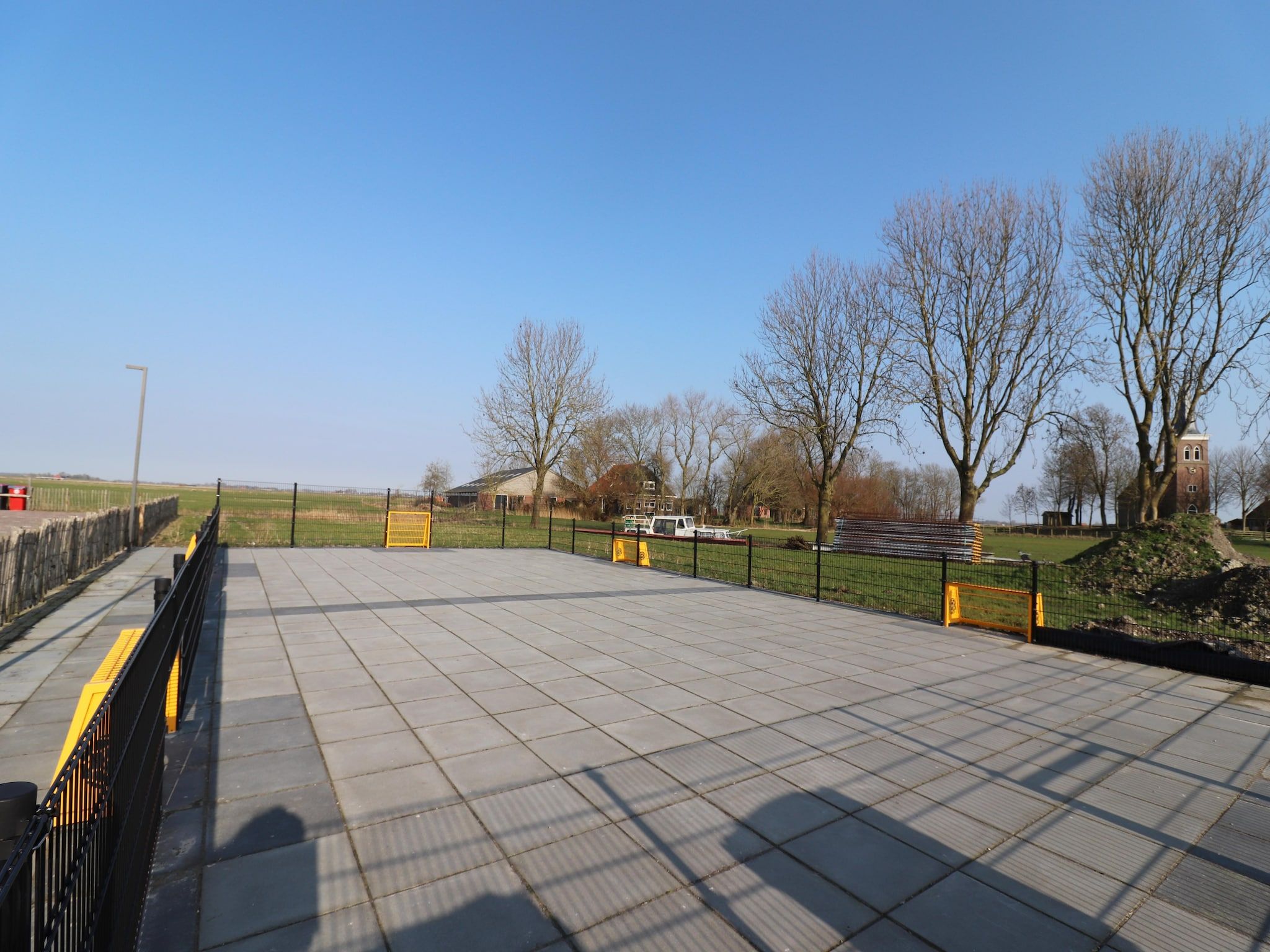 Voorzieningen bij Moderne hoekvilla middenin Friesland in leons