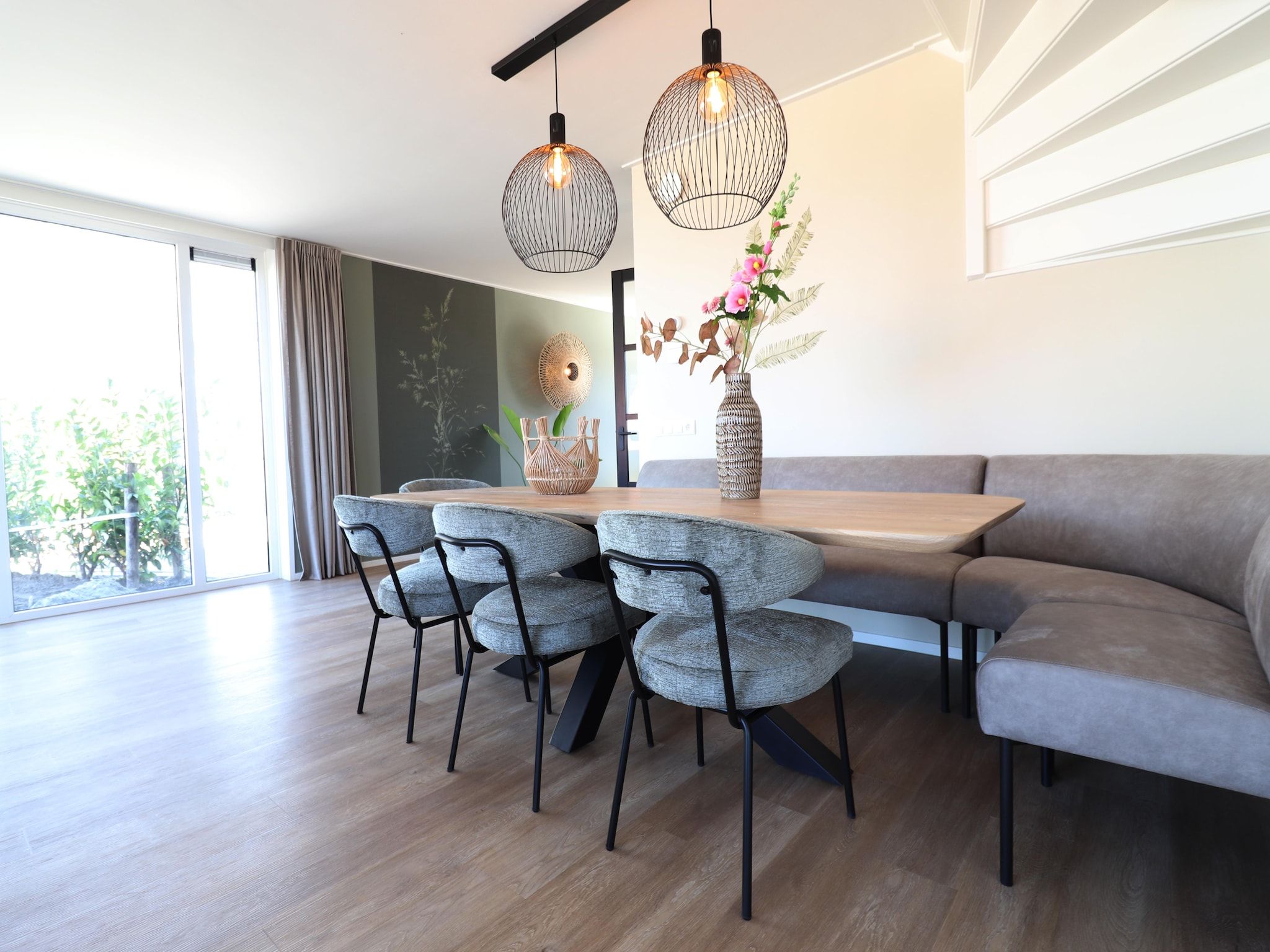 De eetkamer van Moderne hoekvilla middenin Friesland in leons