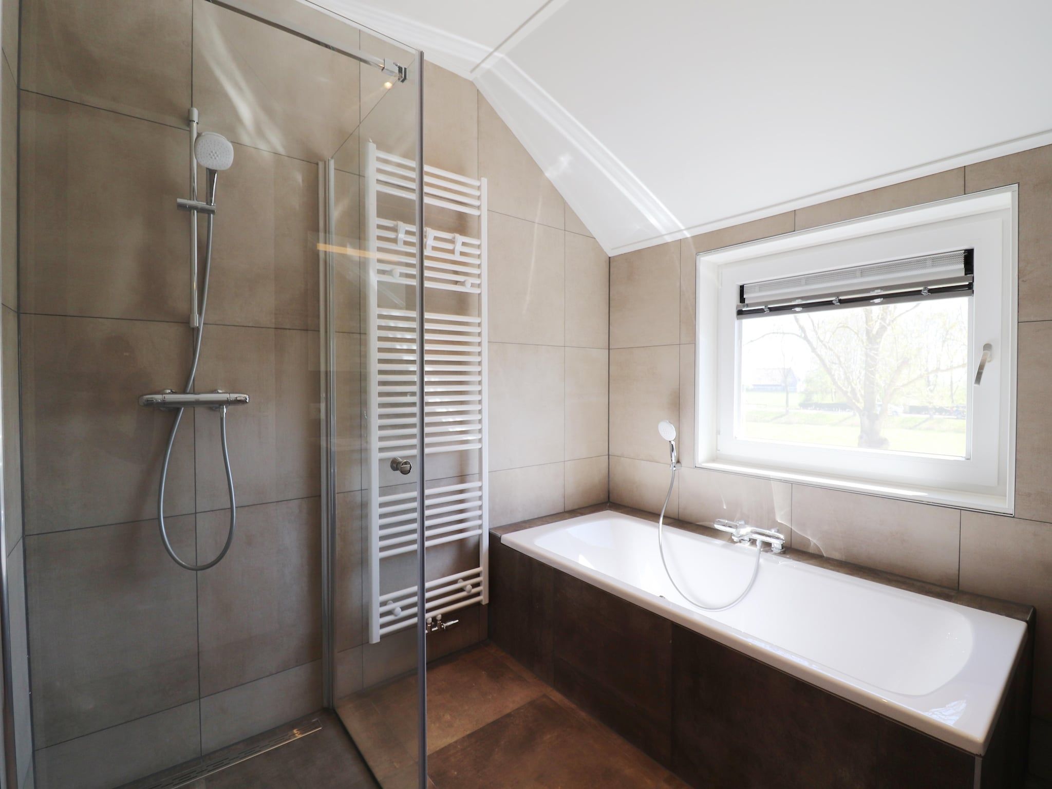De badkamer van 16 persoons villa C en D in Leons