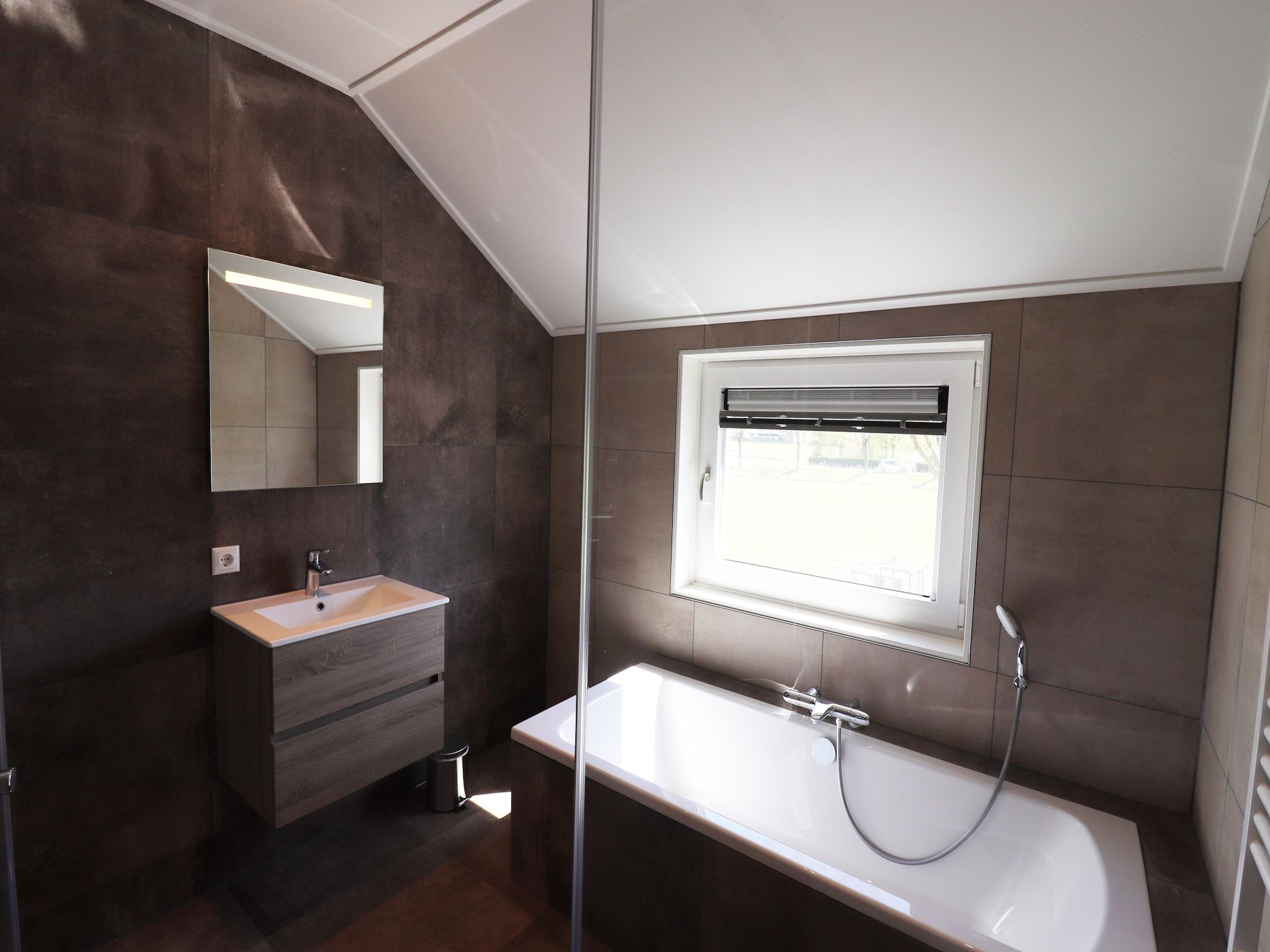De badkamer van 16 persoons villa C en D in Leons