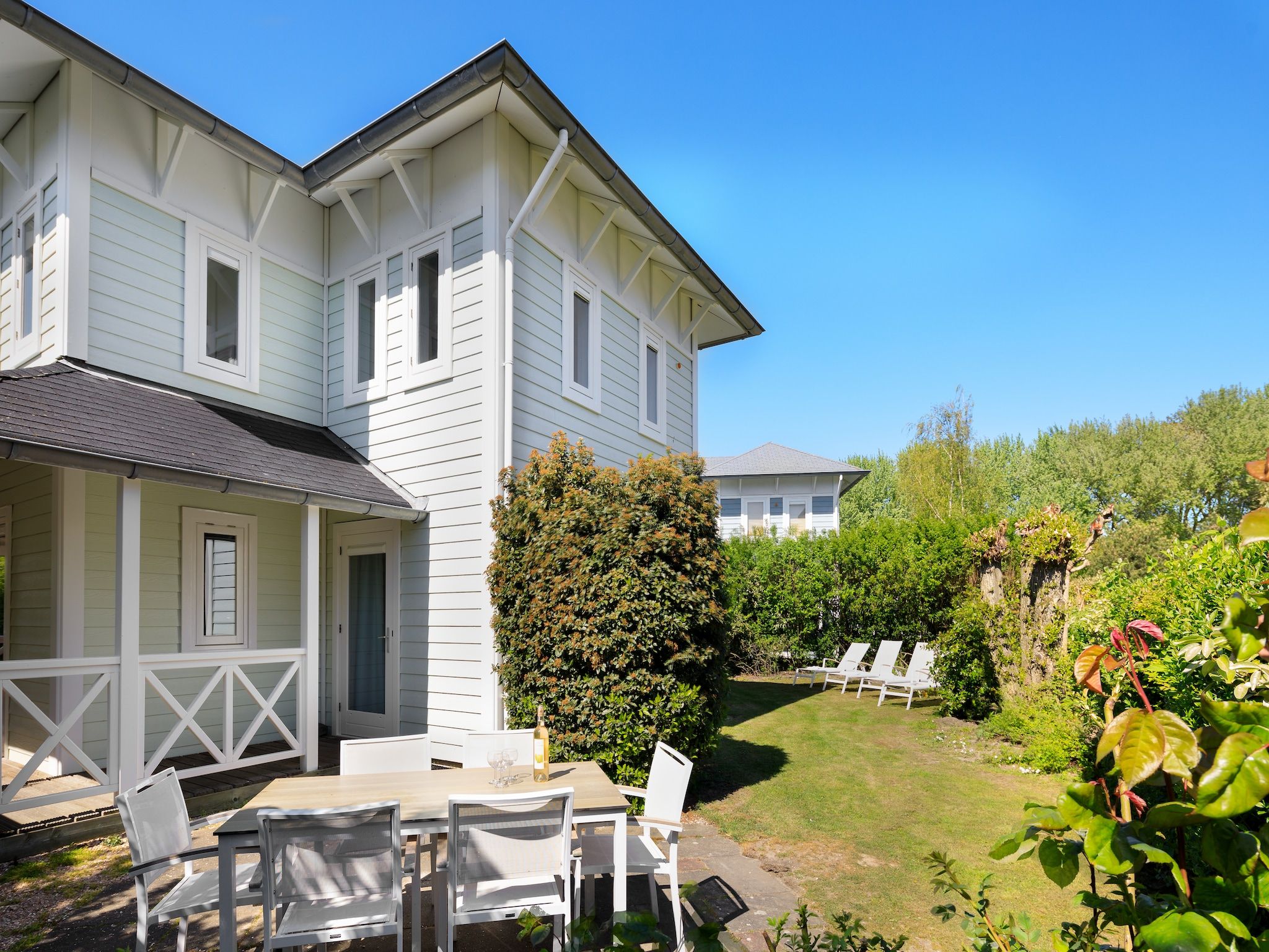 Het terras van Vakantiepark Cape Helius 15 in Hellevoetsluis