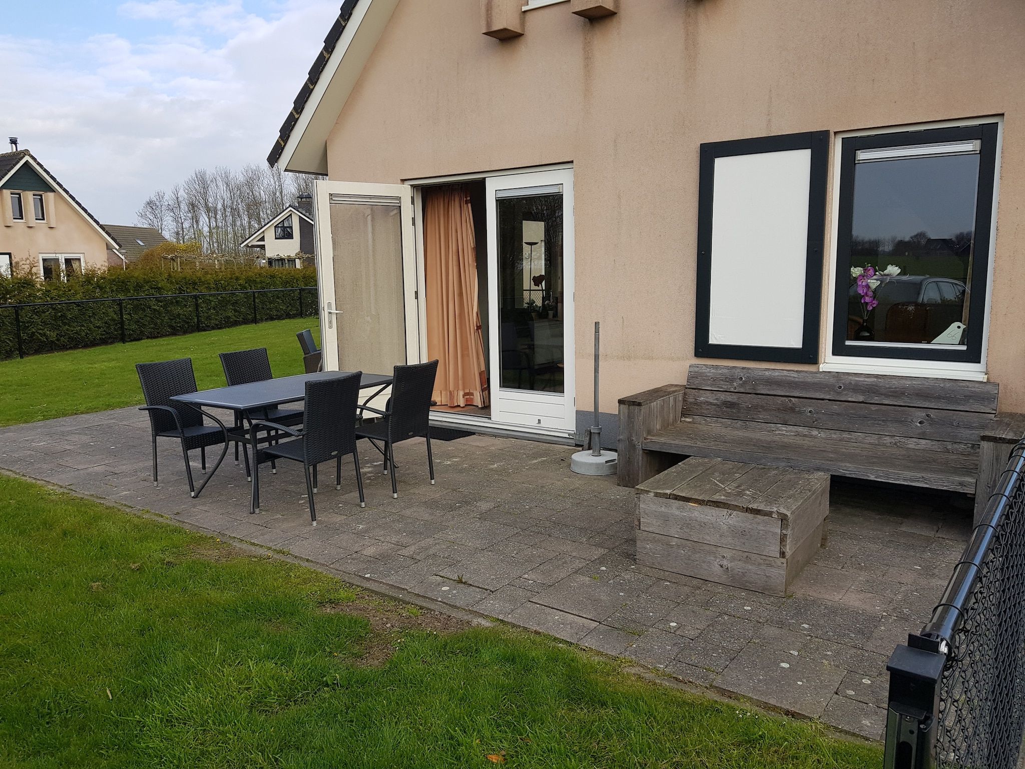 Het terras van Bargereed 66 in Tzummarum