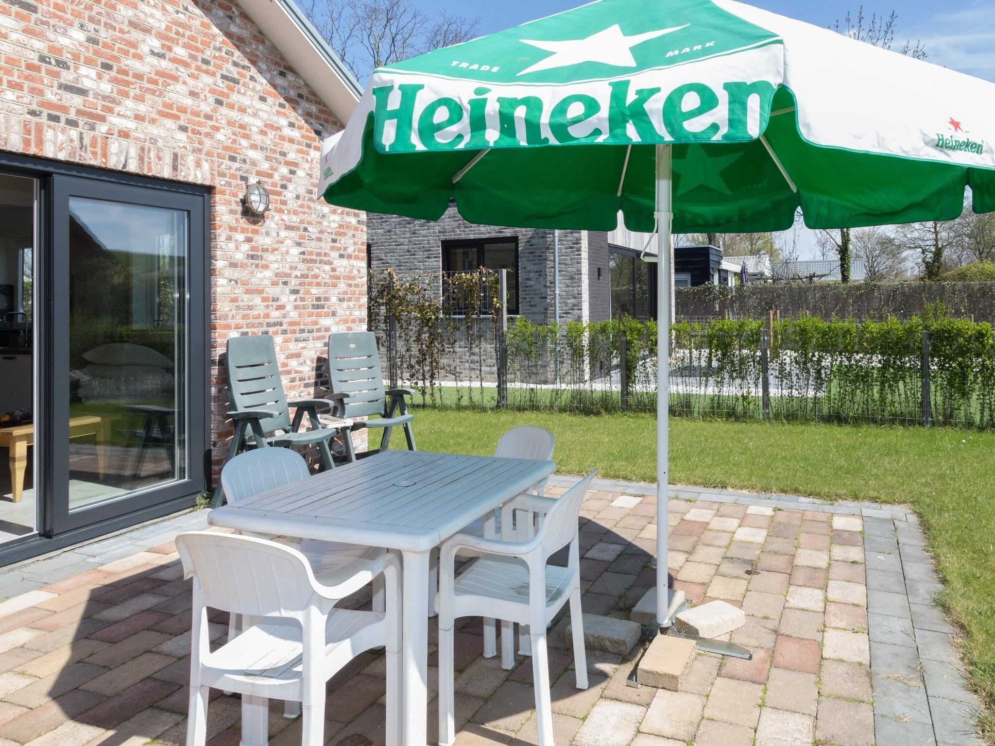 Het terras van 2 fijne Zeeuwse huisjes in Baarland
