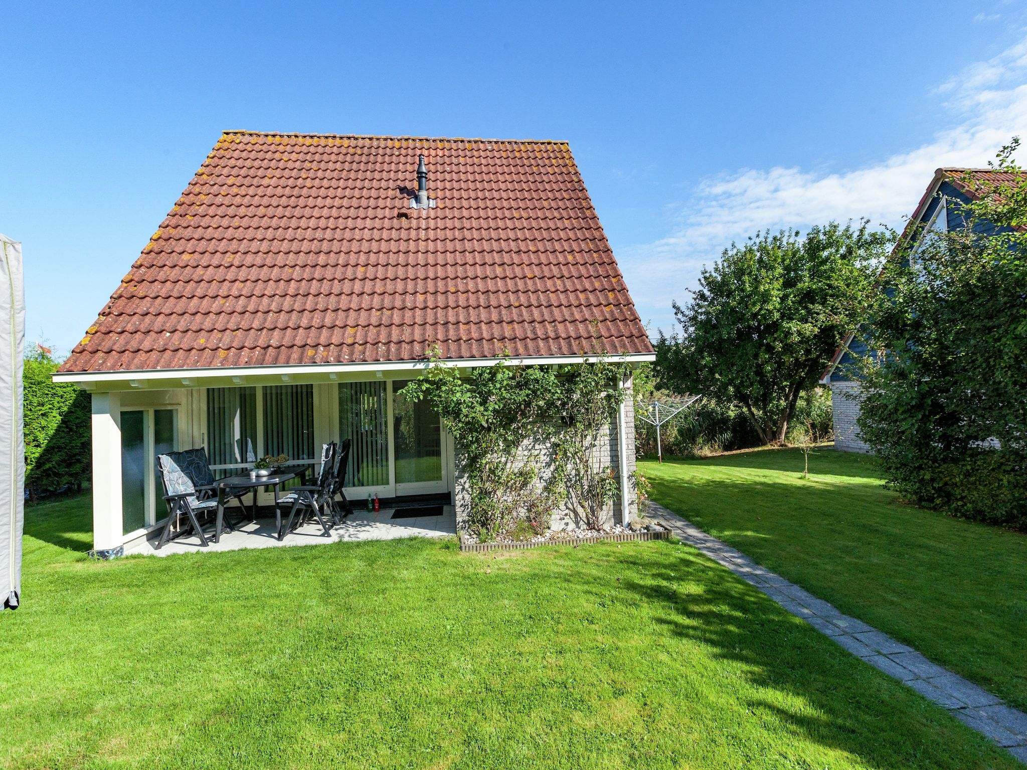 De tuin van De Scholekster in Oostmahorn