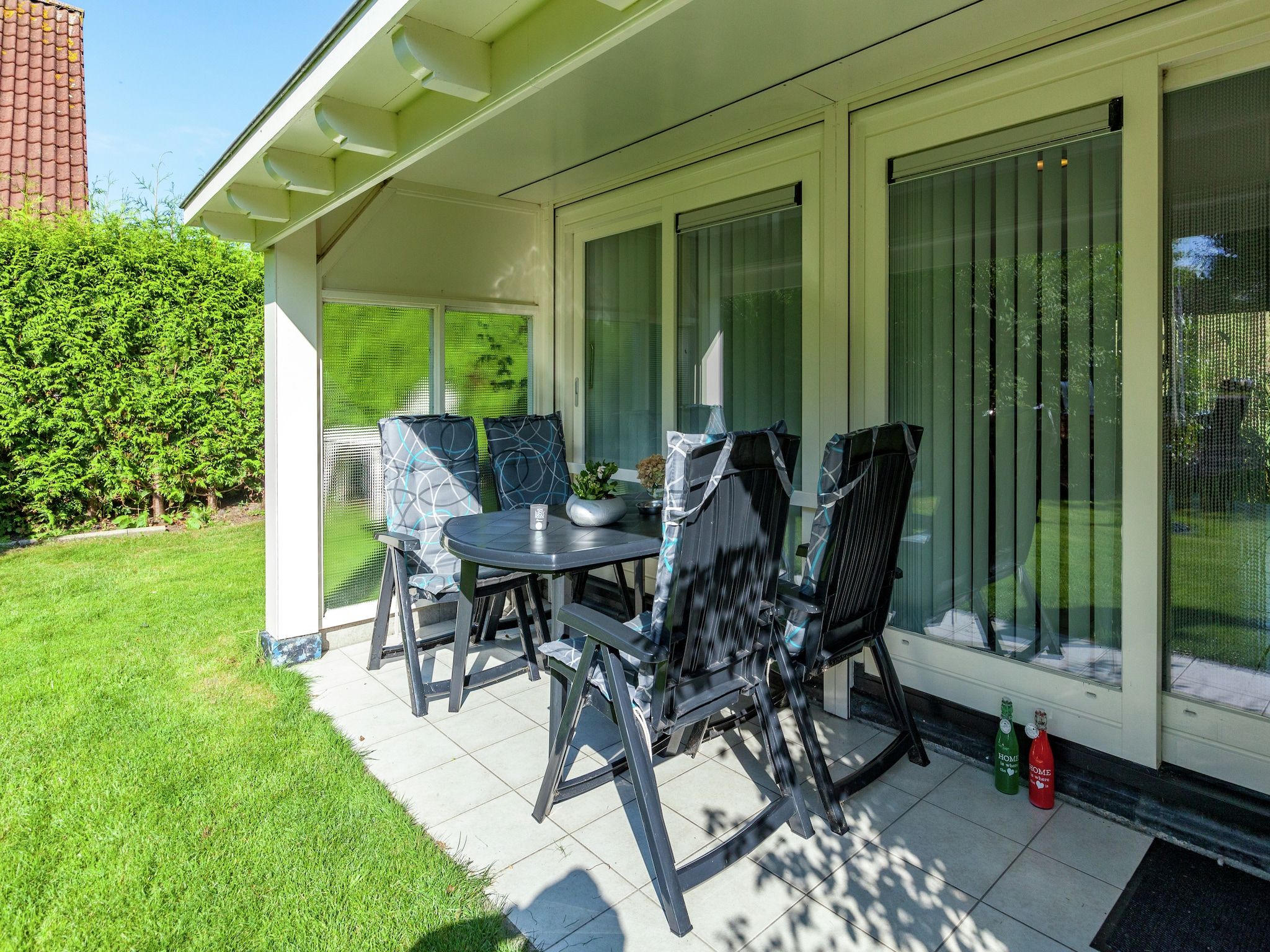 Het terras van De Scholekster in Oostmahorn